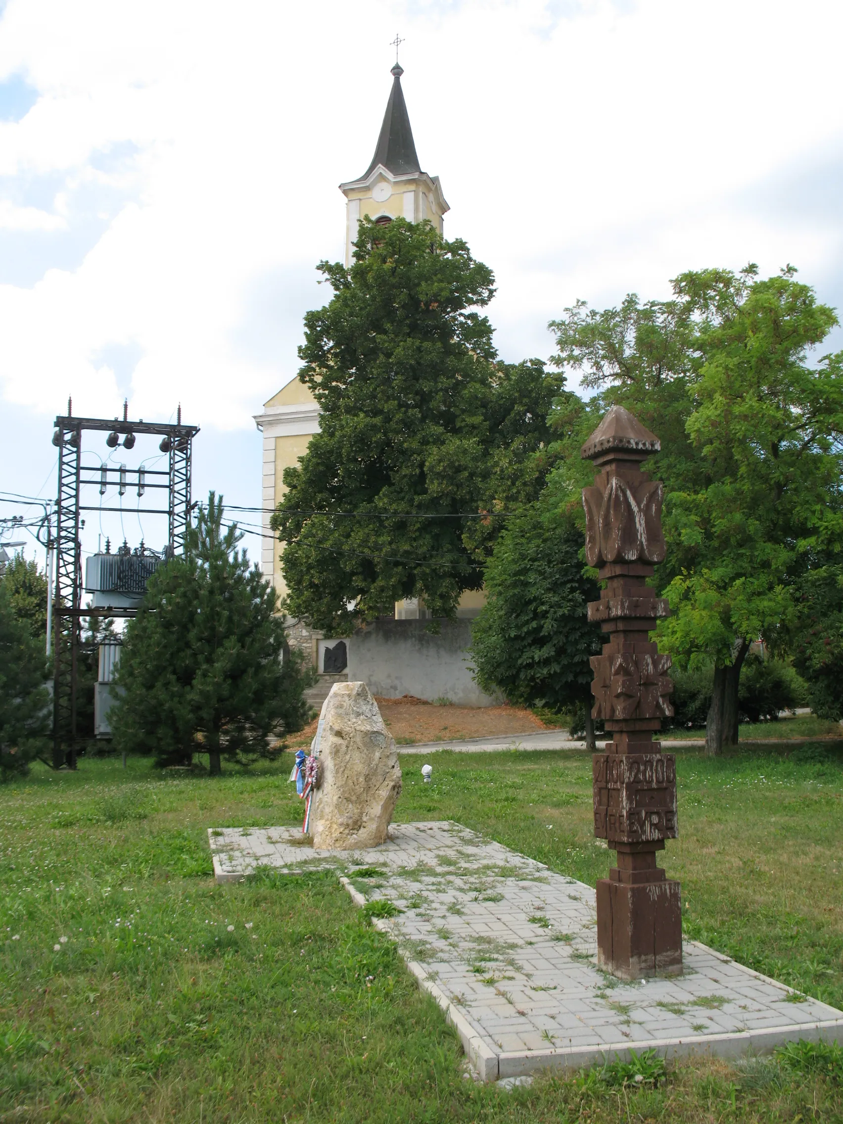 Photo showing: : Kopjafa - millenniumi tölgyfa emlékoszlop (Nagy András műve, 2000).  Forrás: vehir.hu. - Veszprém megye, Veszprém, Gyulafirátót, Iskola utca