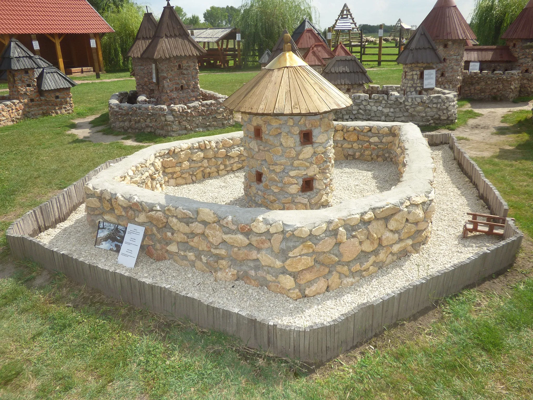 Photo showing: A bakonycsernyei Csiklingvár makettje a dinnyési Várparkban