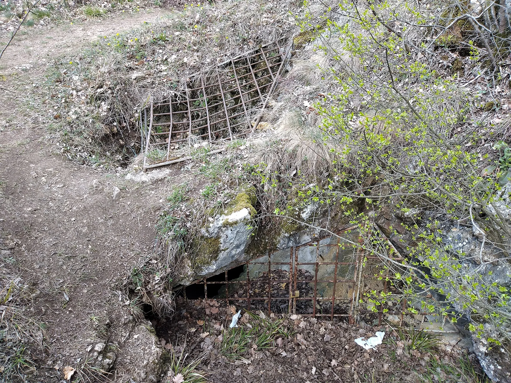 Photo showing: Entrance of Háromlyukú Pothole