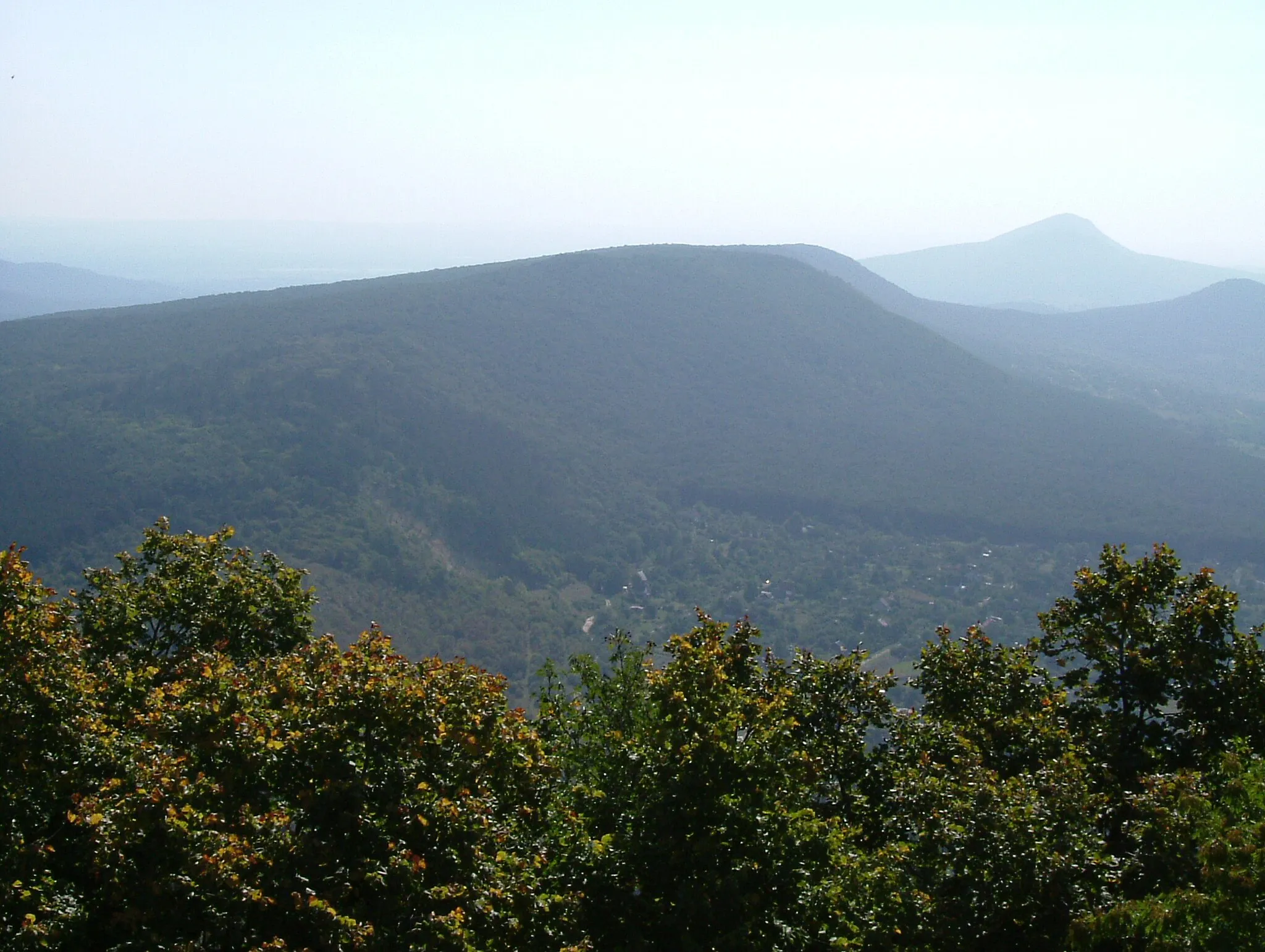 Photo showing: Hosszúhegy (Long hill), Ziribár and Kevély (~Lordly); peaks in the Pilis, Hungary