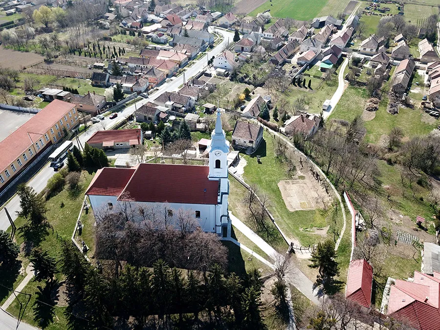 Photo showing: Ugod, várhely és templom - légi fotó