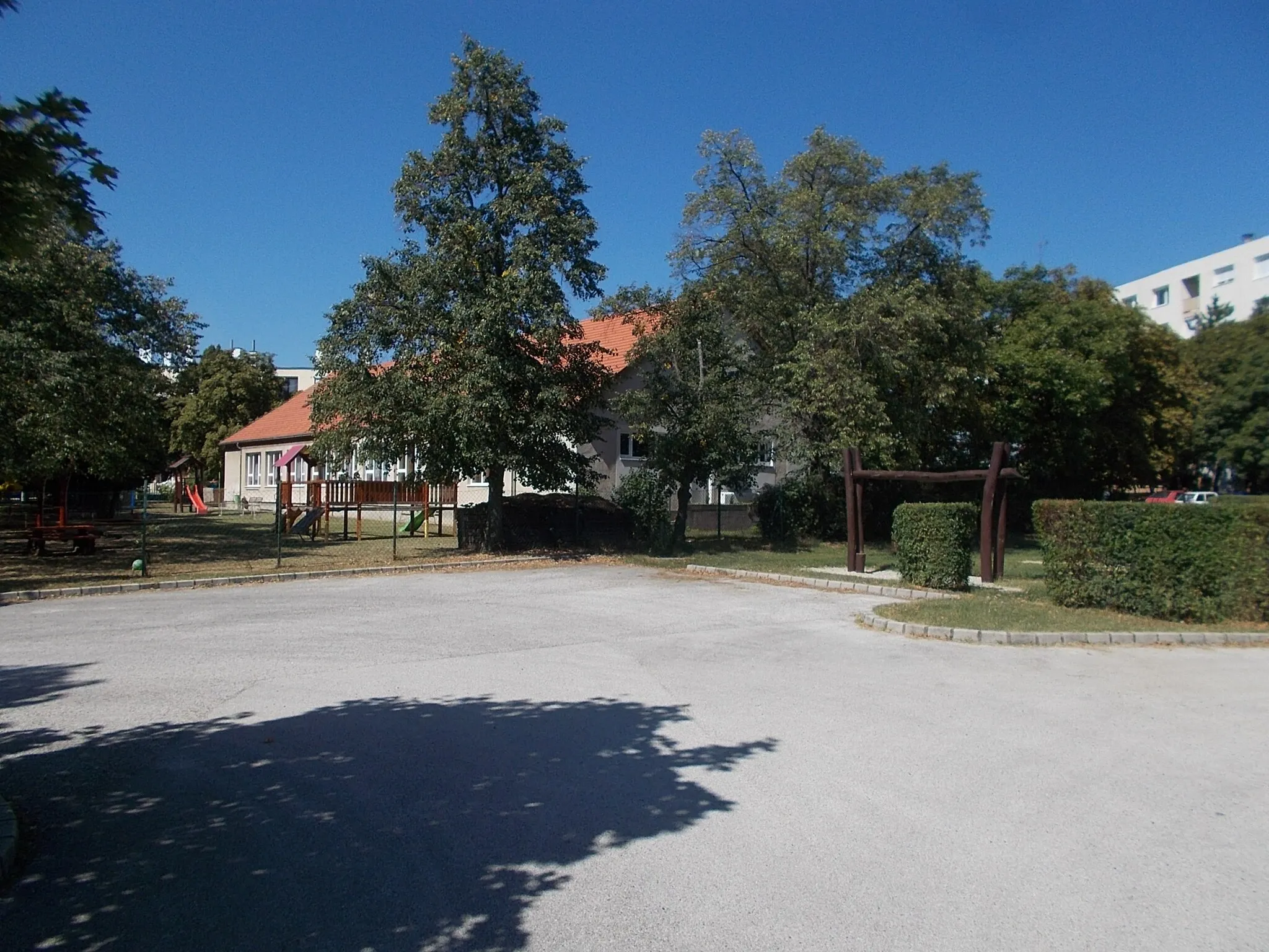 Photo showing: : Szivárvány (Rainbow) Kindergarten. - 9, Alkotmány utca, West neighborough, Tapolca, Veszprém County, Hungary.