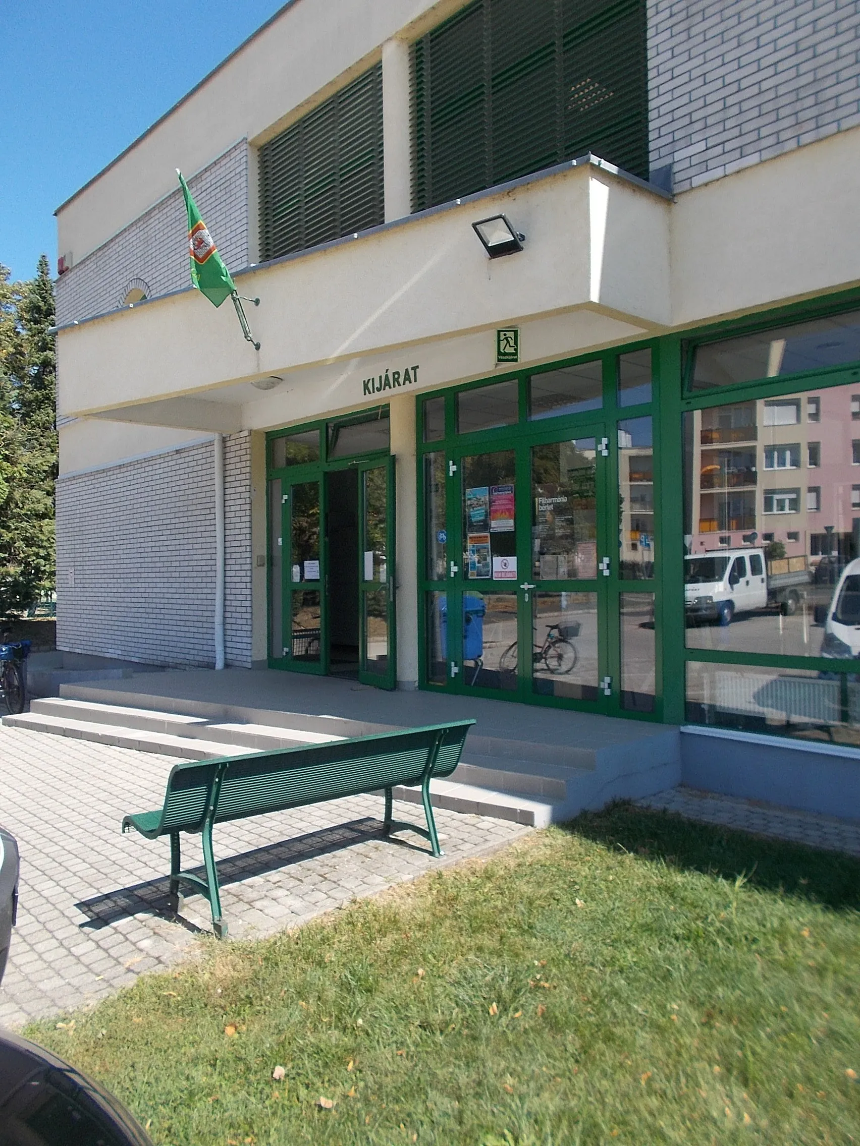 Photo showing: : Csermák József Events Hall, exit and city flag over its. - 7 Alkotmány utca, West neighborough, Tapolca, Veszprém County, Hungary