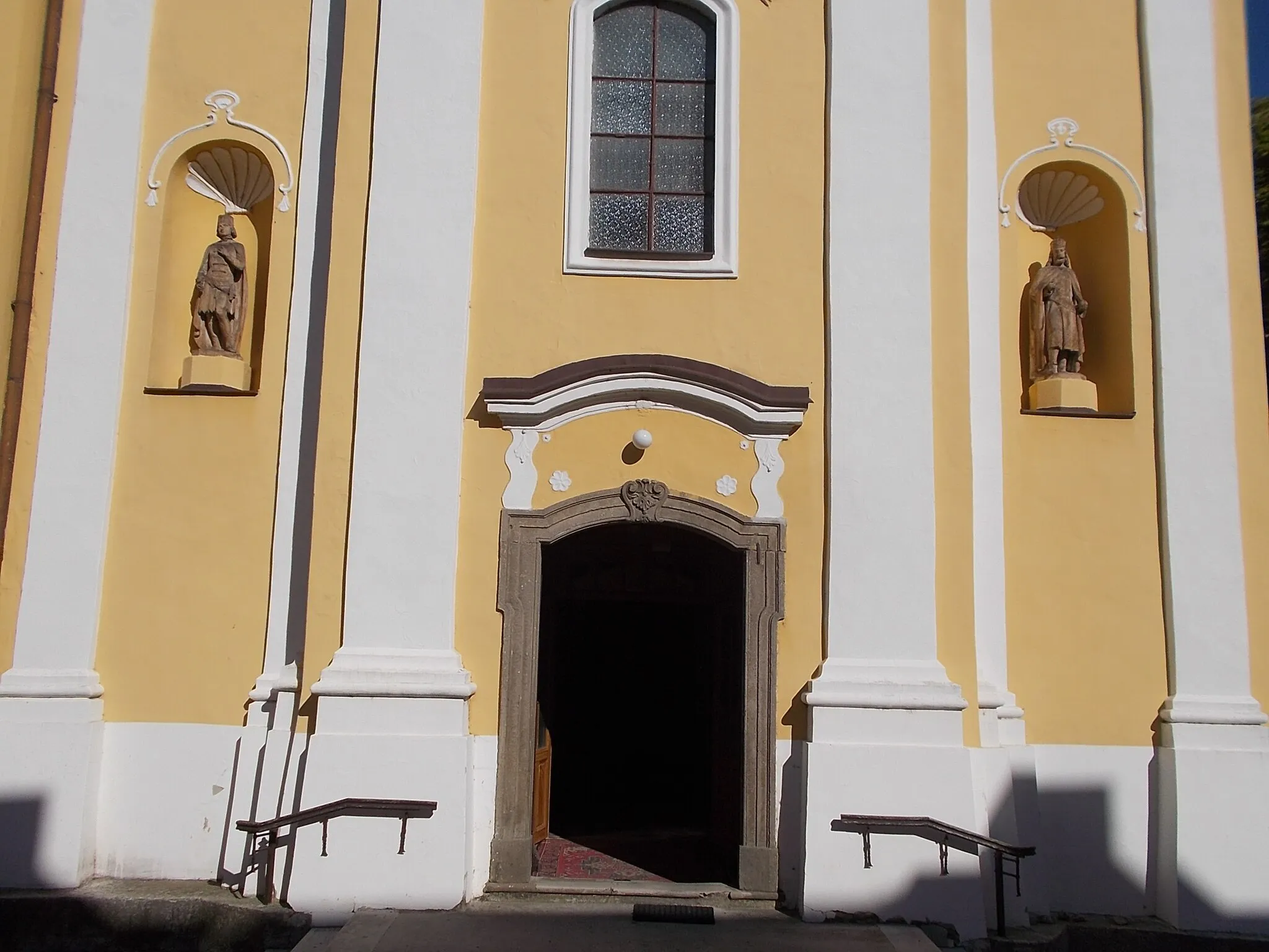 Photo showing: : Our Lady Church, west side, detail. Baroque, 1757 -  Arany János utca and Csobánc utca corner, Downtown, Tapolca, Veszprém County, Hungary.