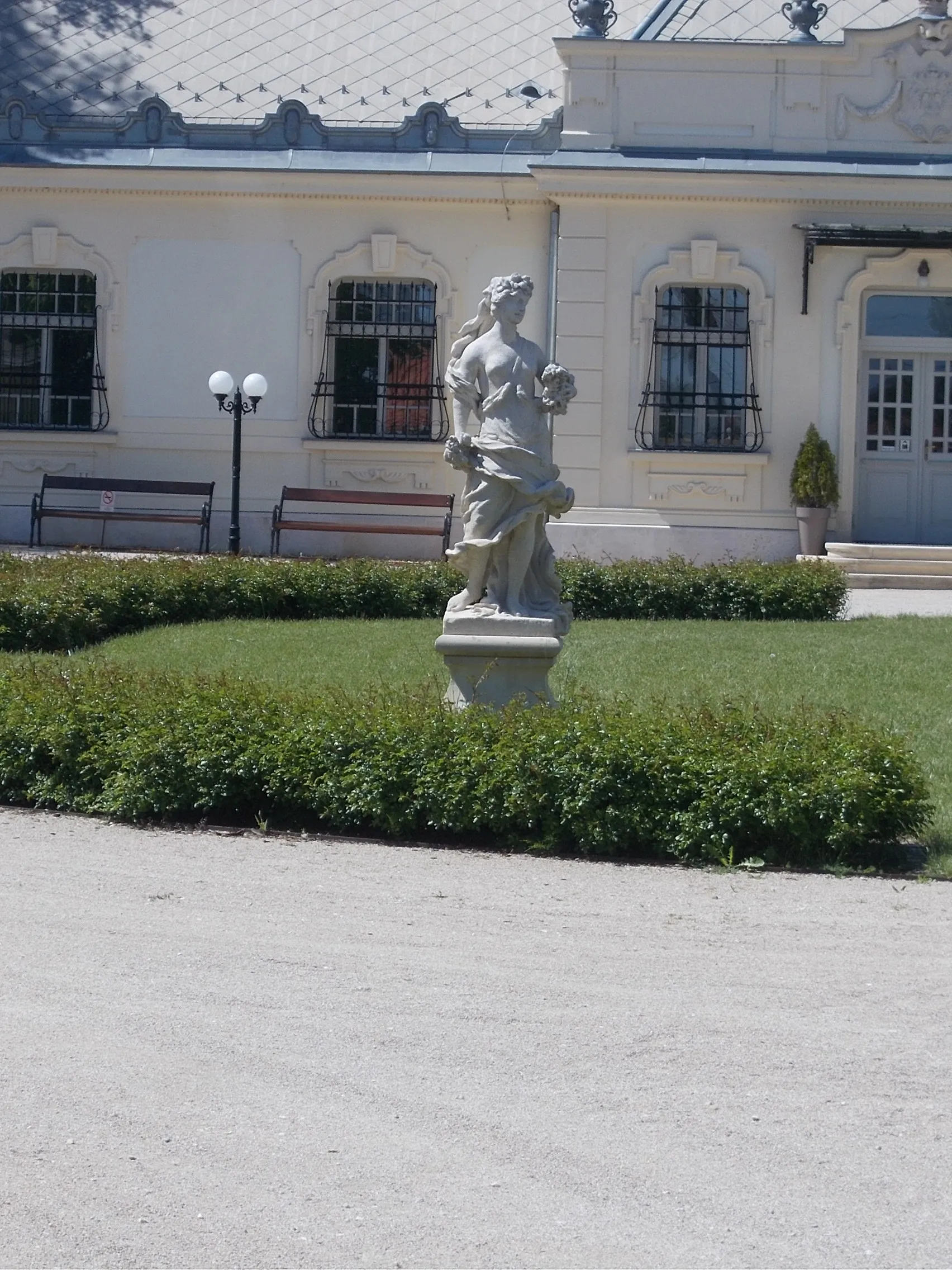 Photo showing: Artemis statue (limestone, date and artist unknown, relocated from unknown place) in the former Halász mansion garden Nontraditional showing, no hunting equipment just a young female/women with flower wreath - 10 Deák Ferenc Street, Kápolnásnyék, Fejér County, Hungary.