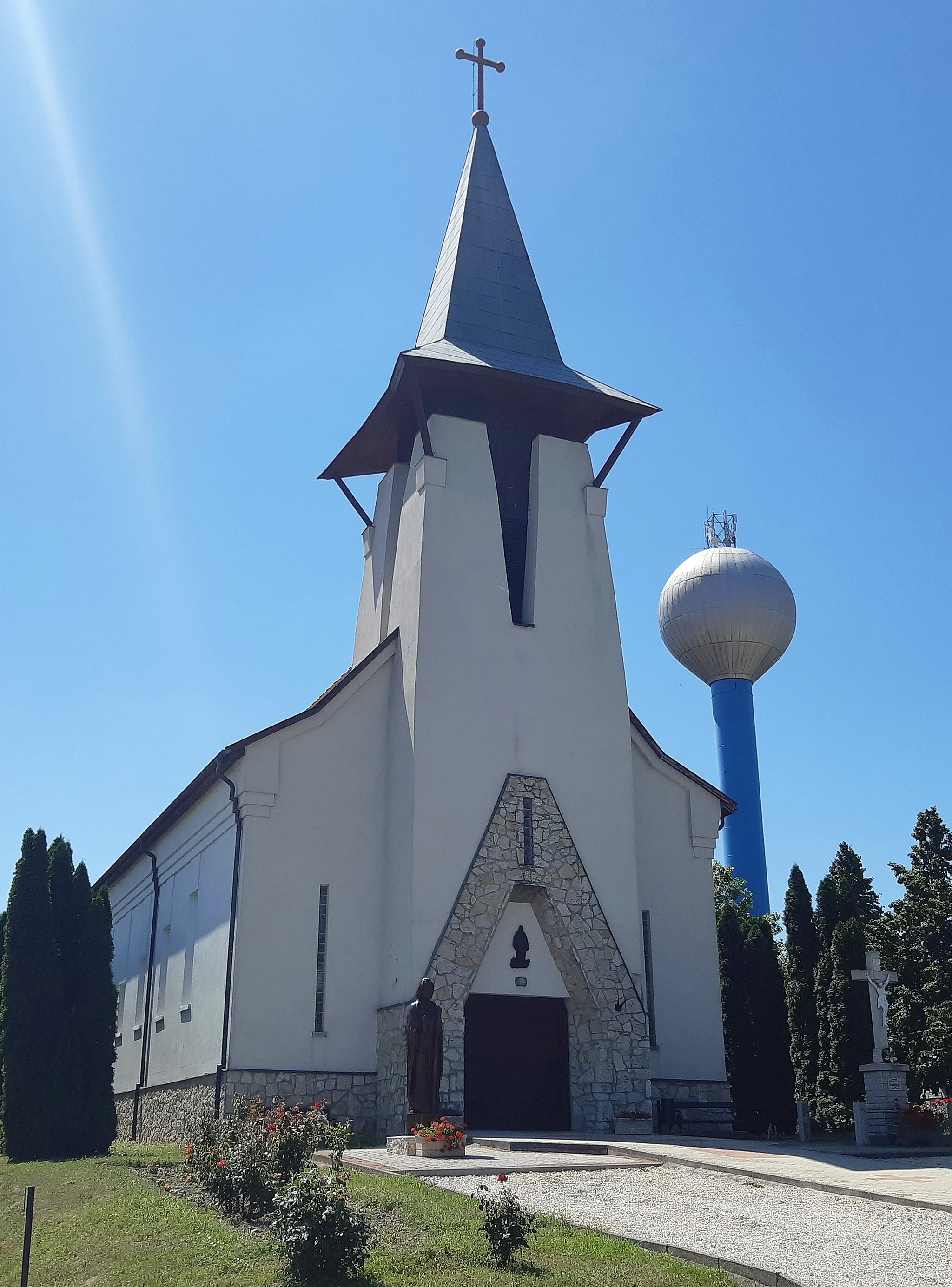 Photo showing: Jenői Munkás Szent József római katolikus templom