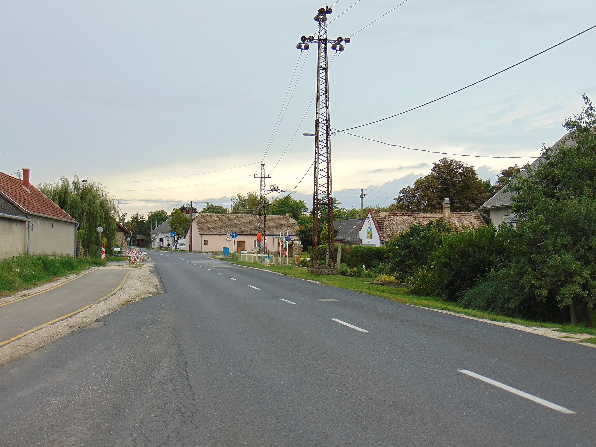 Photo showing: Sárkeszi keleti széle a község főutcájának számító 7202-es úttal