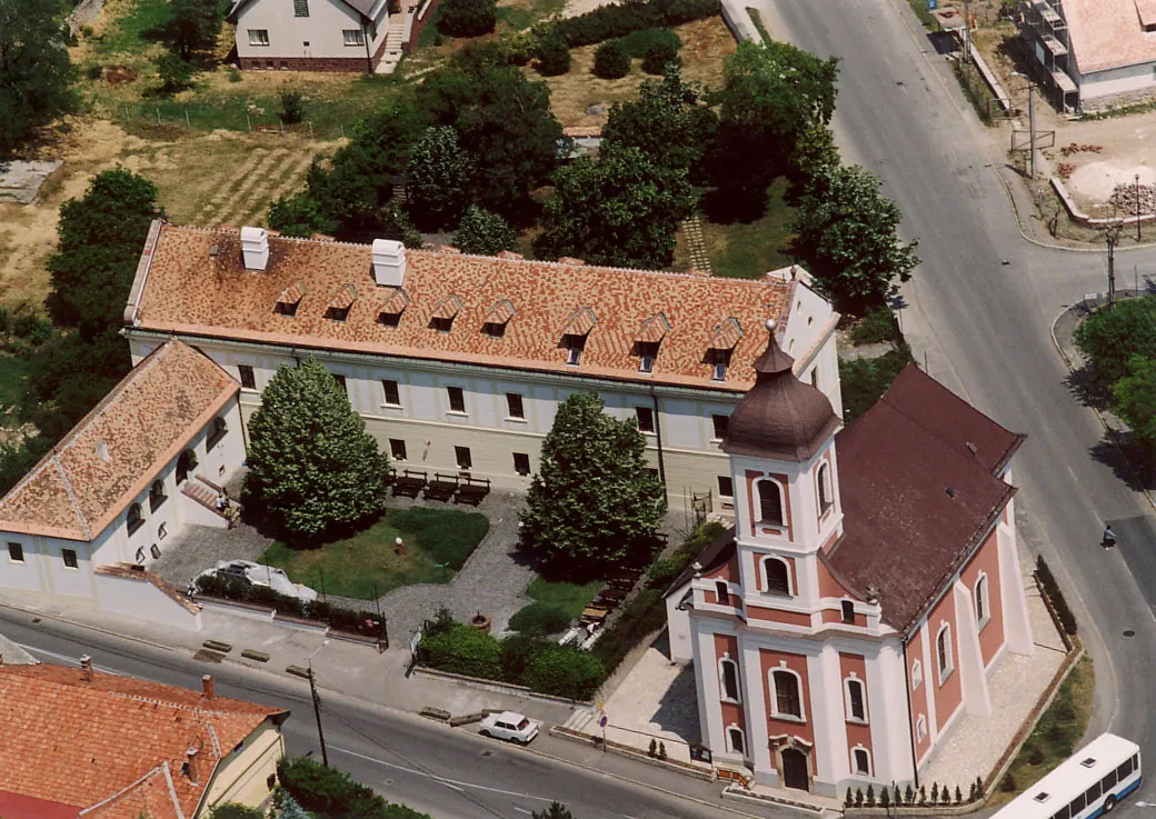 Photo showing: Loyolai Szent Ignác római katolikus templom (9659. számú műemlék) Barokk, 1777-1779. Belsőben falfestmények, barokk, 18. sz. második fele. Berendezés: főoltár, négy mellékoltár, szószék, Szt. Sír-kápolna oltára, sekrestyeszekrény, szenteltvíztartók, késő barokk, 1779. Sekrestyepad, barokk, 18. sz. és az egykori jezsuita rendház (9661. számú műemlék) Barokk, 18. sz. Most oktatási központ és szállás. -  Balatonalmádi, (Vörösberény), Veszprémi u.