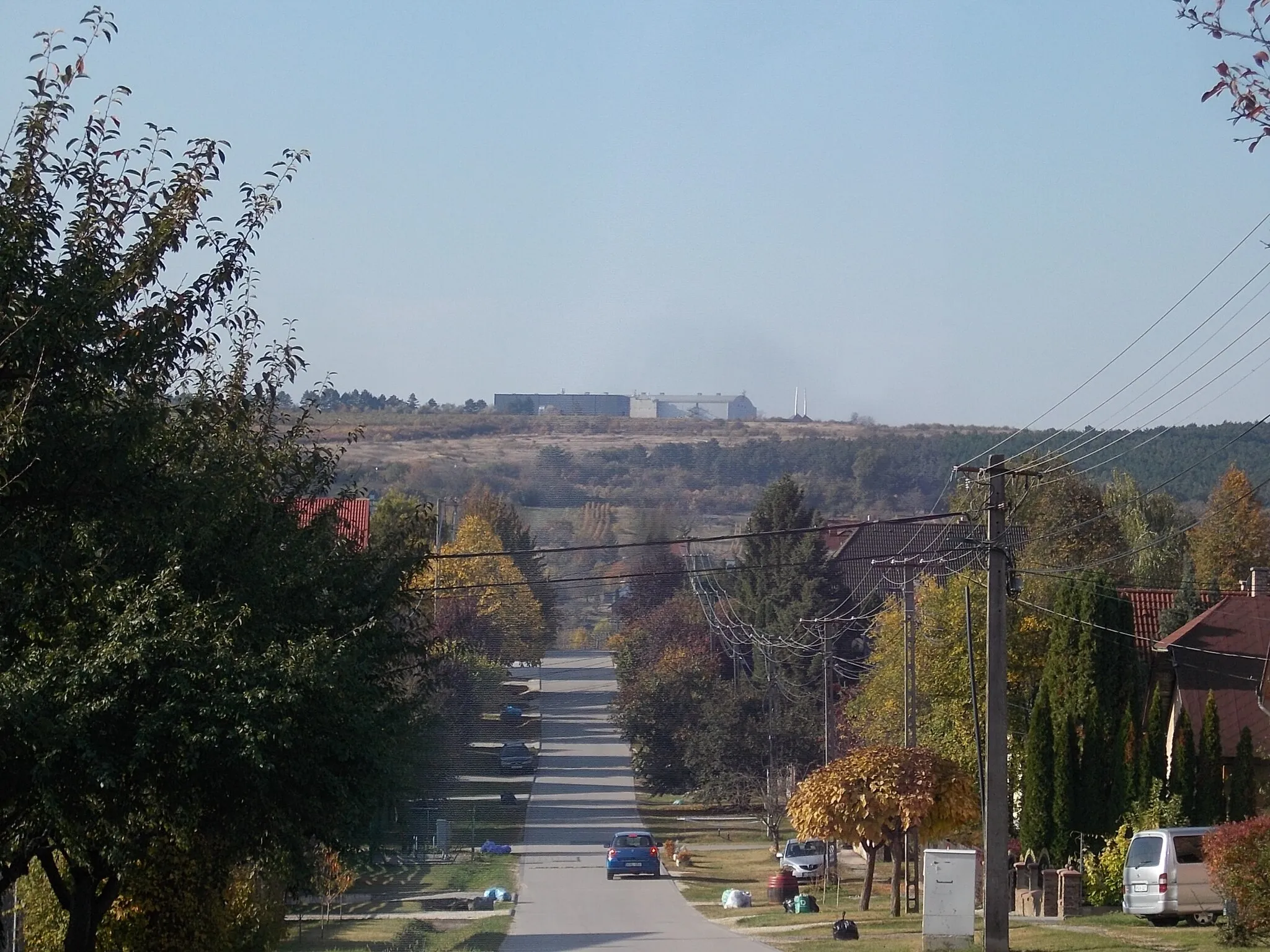 Photo showing: : Szabadföld utca looking toward Etyekwood close to Honvéd utca corner, Etyek, Fejér County, Hungary.