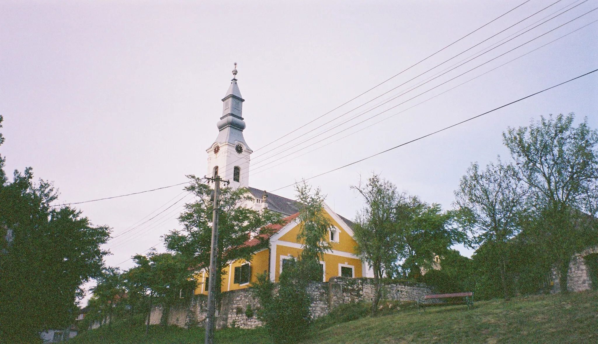 Photo showing: a református templom képe vásártér felöl, Köveskál