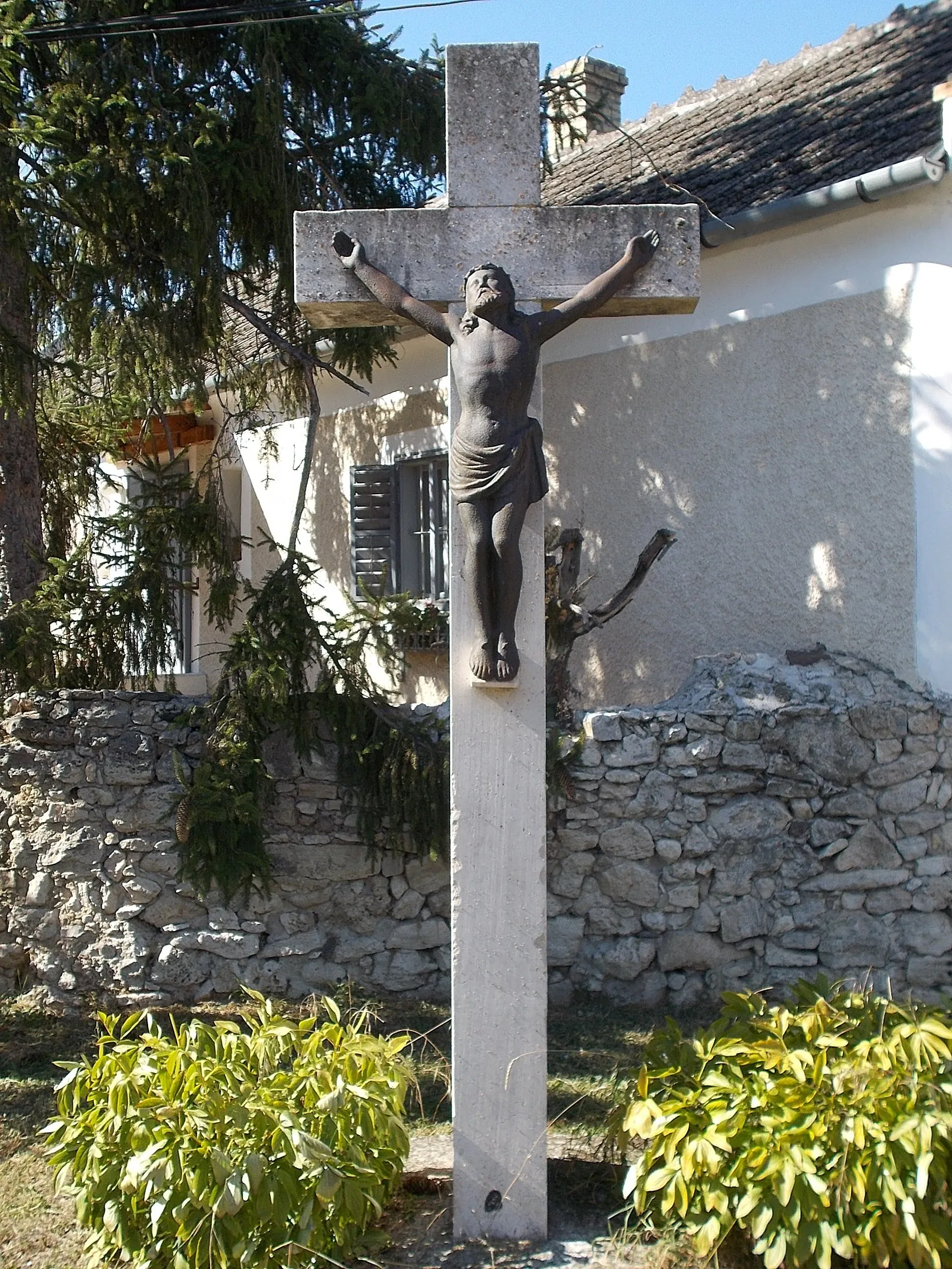 Photo showing: : Cross with black corpus, a stone with János Pilinszky poem. - Templom tér, Tapolca-Diszel, Veszprém County, Hungary.