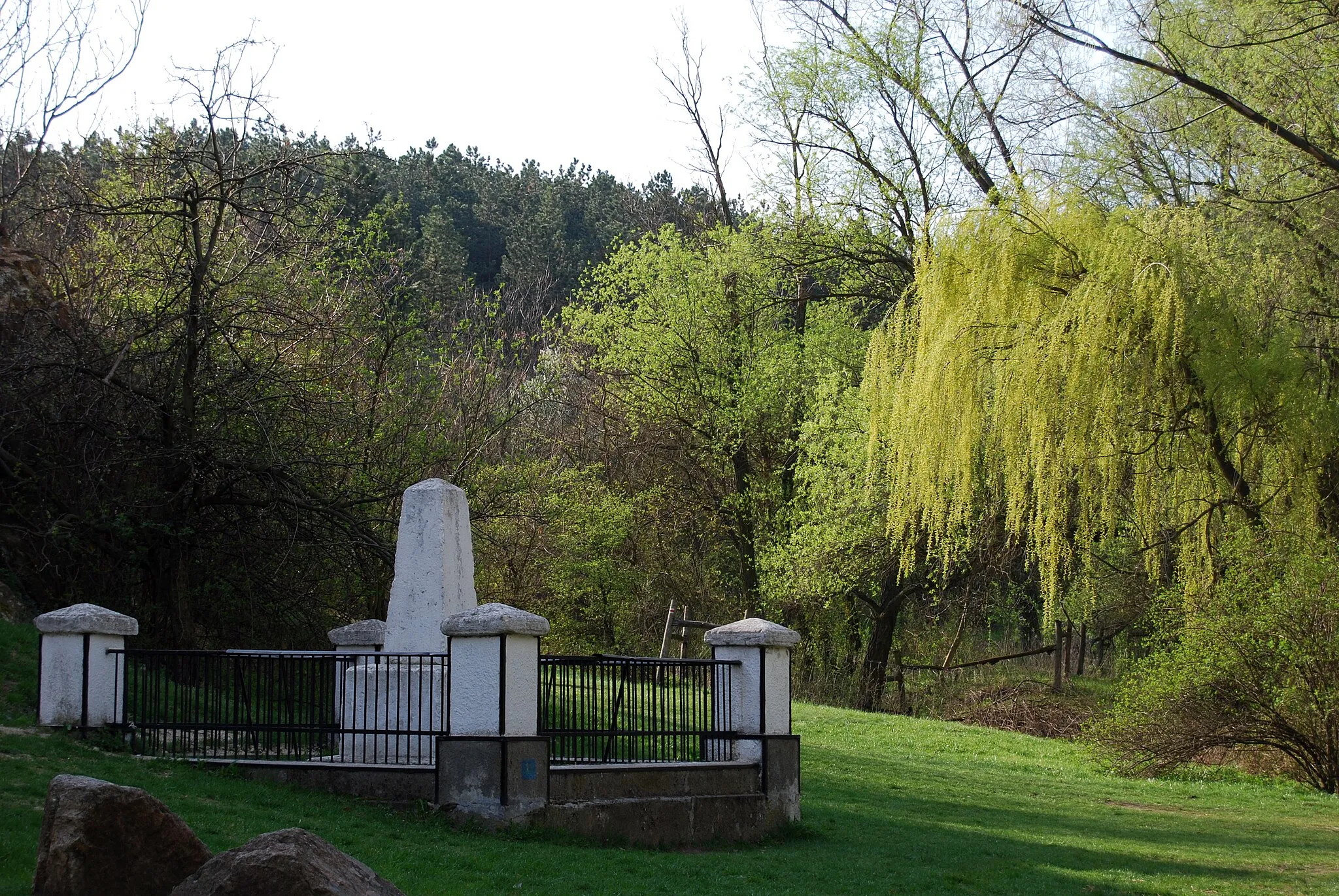 Photo showing: Szintezési ősjegy, Nadap.

The main reference point of the Hungarian geodetic system and coordinate system