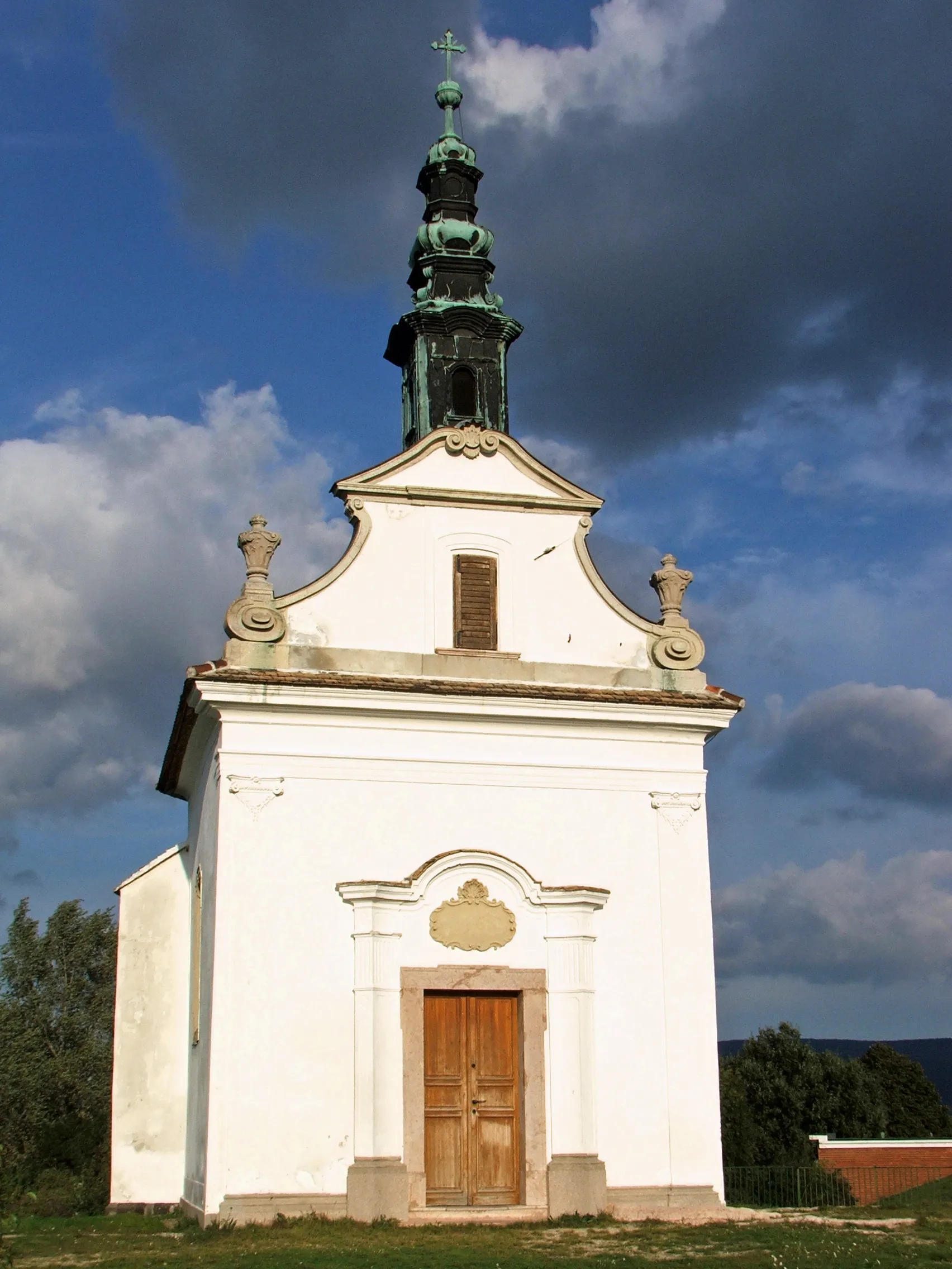 Photo showing: Chapel, Calvary hill Tata