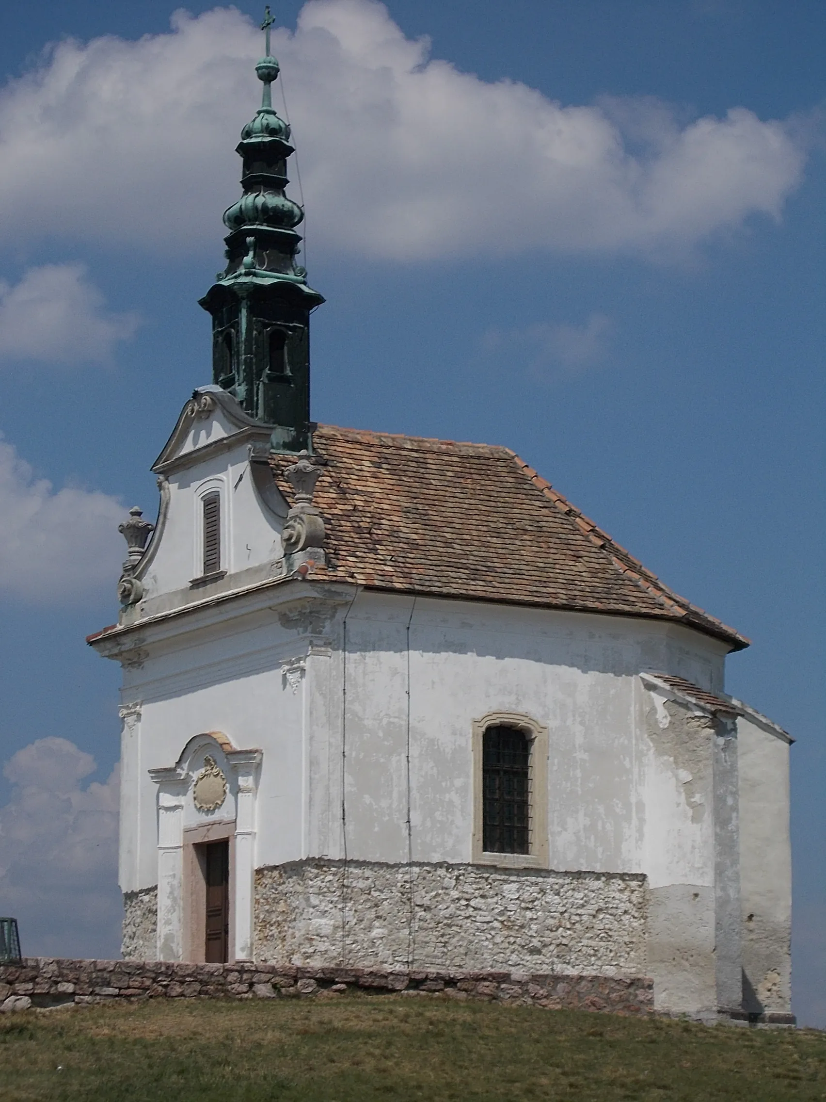 Photo showing: Calvary chapel. Listed ID 6432. (S) -  Calvary Hill, Tata, Komárom-Esztergom County, Hungary