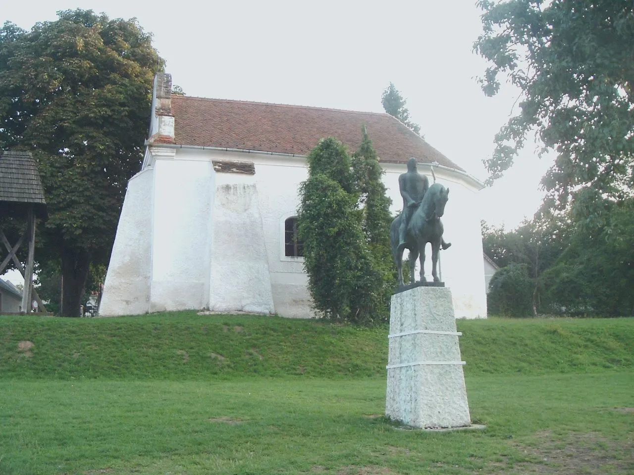 Photo showing: Kinizsi statue with the lutheran church