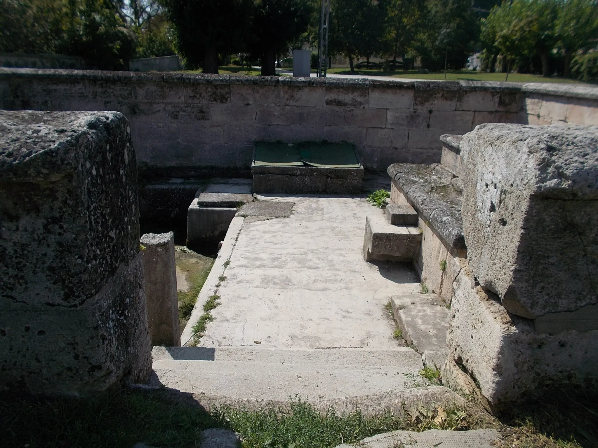 Photo showing: : Turkish Well or Turkish Fountain A two-story 'dripping'  well. Its water does not freeze in he coldest time so when around 1900 covered the well the lower part started using as a bath. This  supplyed wizh drinking water the locals,-for centuries,- now feeding the Nun's garden pond (next to it) after the pond where leave the city converge to Békás stream. Over 120 sqm size. The barrier walls circa one meter high. Reconstructe in 1890-1892, however  kepts his archaicity. -  Akadémia street, Zsámbék, Pest County, Hungary.