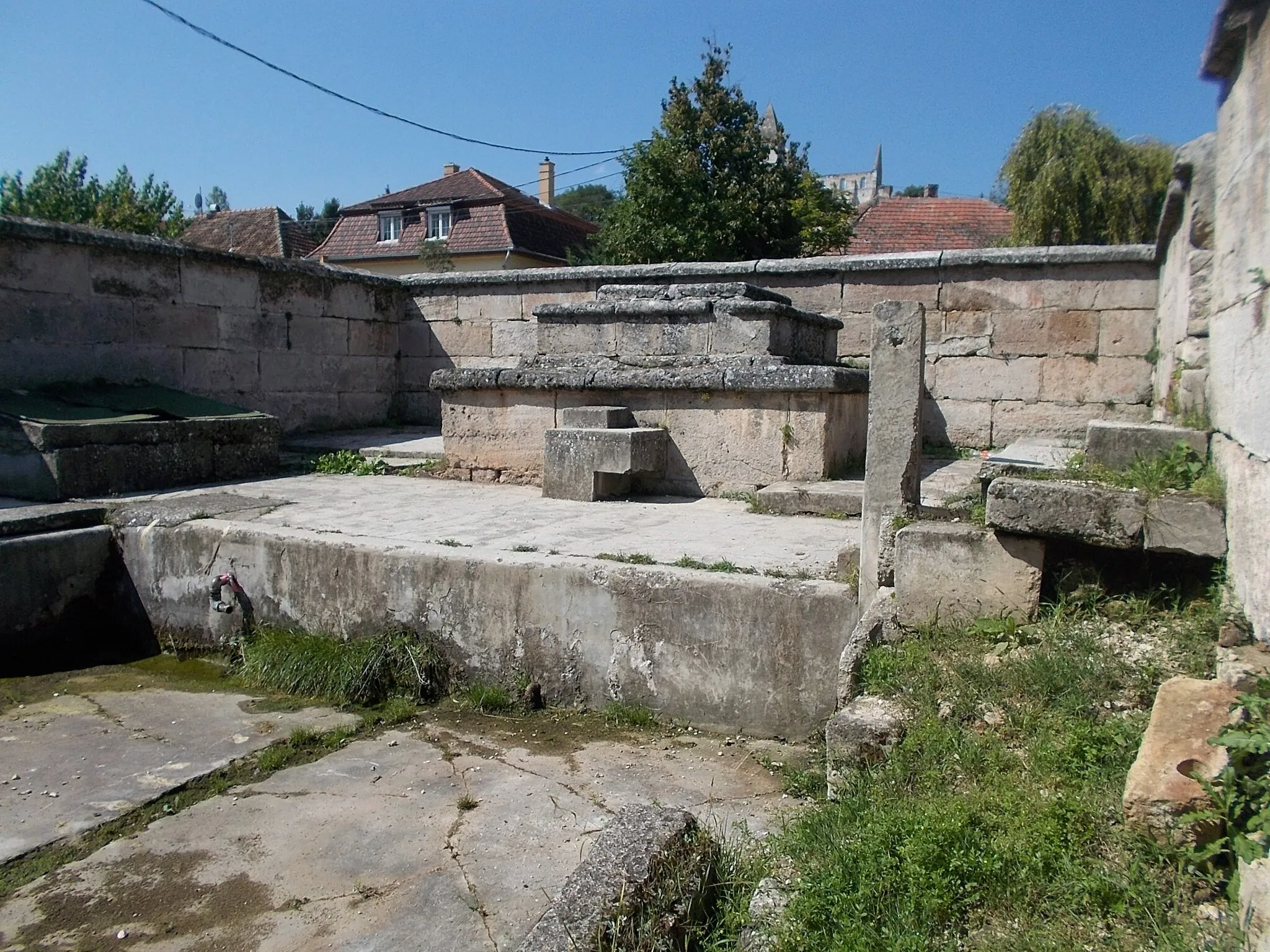 Photo showing: : Turkish Well or Turkish Fountain A two-story 'dripping'  well. Its water does not freeze in the coldest time so when around 1900 covered the well the lower part started using as a bath. This  supplyed wizh drinking water the locals,-for centuries,- now feeding the Nun's garden pond (next to it) after the pond where leave the city converge to Békás stream. Over 120 sqm size. The barrier walls circa one meter high. Reconstructed in 1890-1892, however  kepts his archaicity?. Otherwise... based some of the  newest research probably is not hundereds years old. -  Akadémia street, Zsámbék, Pest County, Hungary.