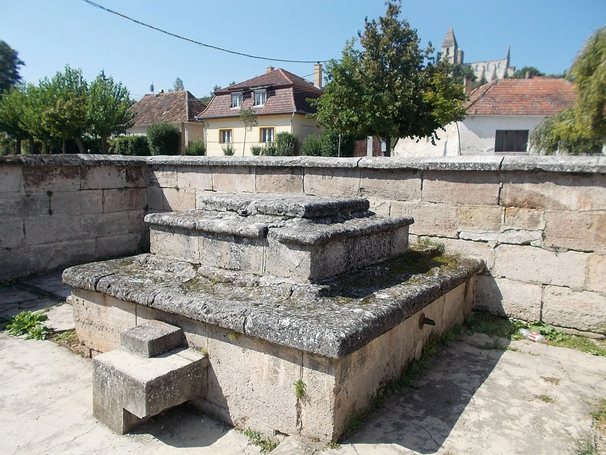 Photo showing: : Turkish Well or Turkish Fountain A two-story 'dripping'  well. Its water does not freeze in he coldest time so when around 1900 covered the well the lower part started using as a bath. This  supplyed wizh drinking water the locals,-for centuries,- now feeding the Nun's garden pond (next to it) after the pond where leave the city converge to Békás stream. Over 120 sqm size. The barrier walls circa one meter high. Reconstructe in 1890-1892, however  kepts his archaicity.  AND Premonstratensian monastery church. -  Akadémia street, Zsámbék, Pest County, Hungary.