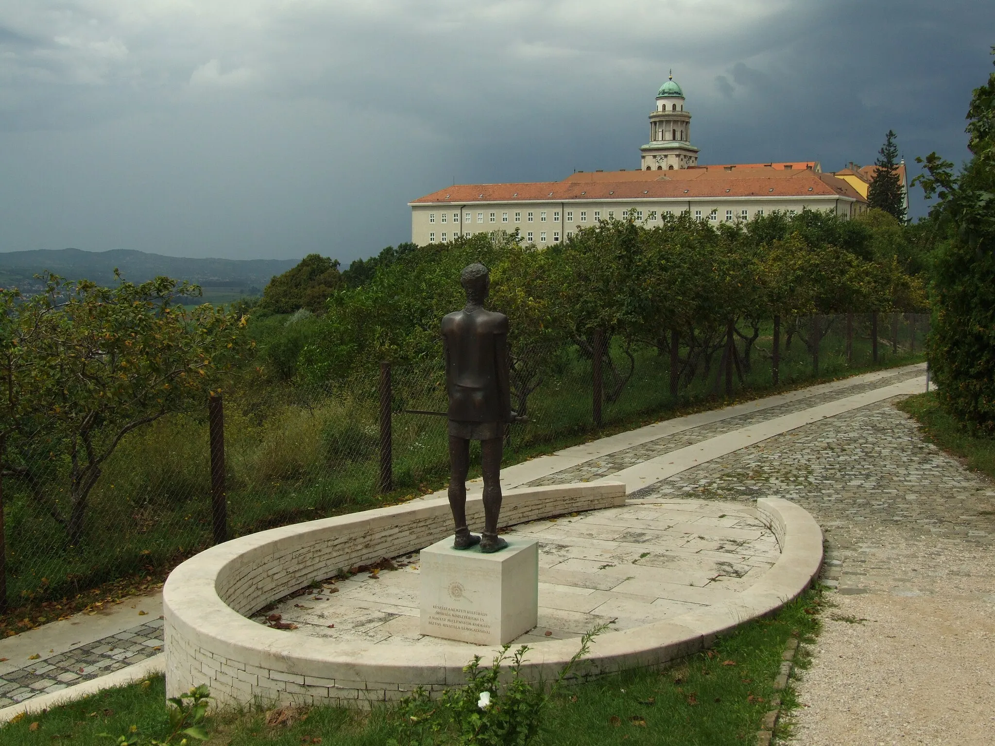 Photo showing: Pannonhalma, Hungary - statue and archabbey