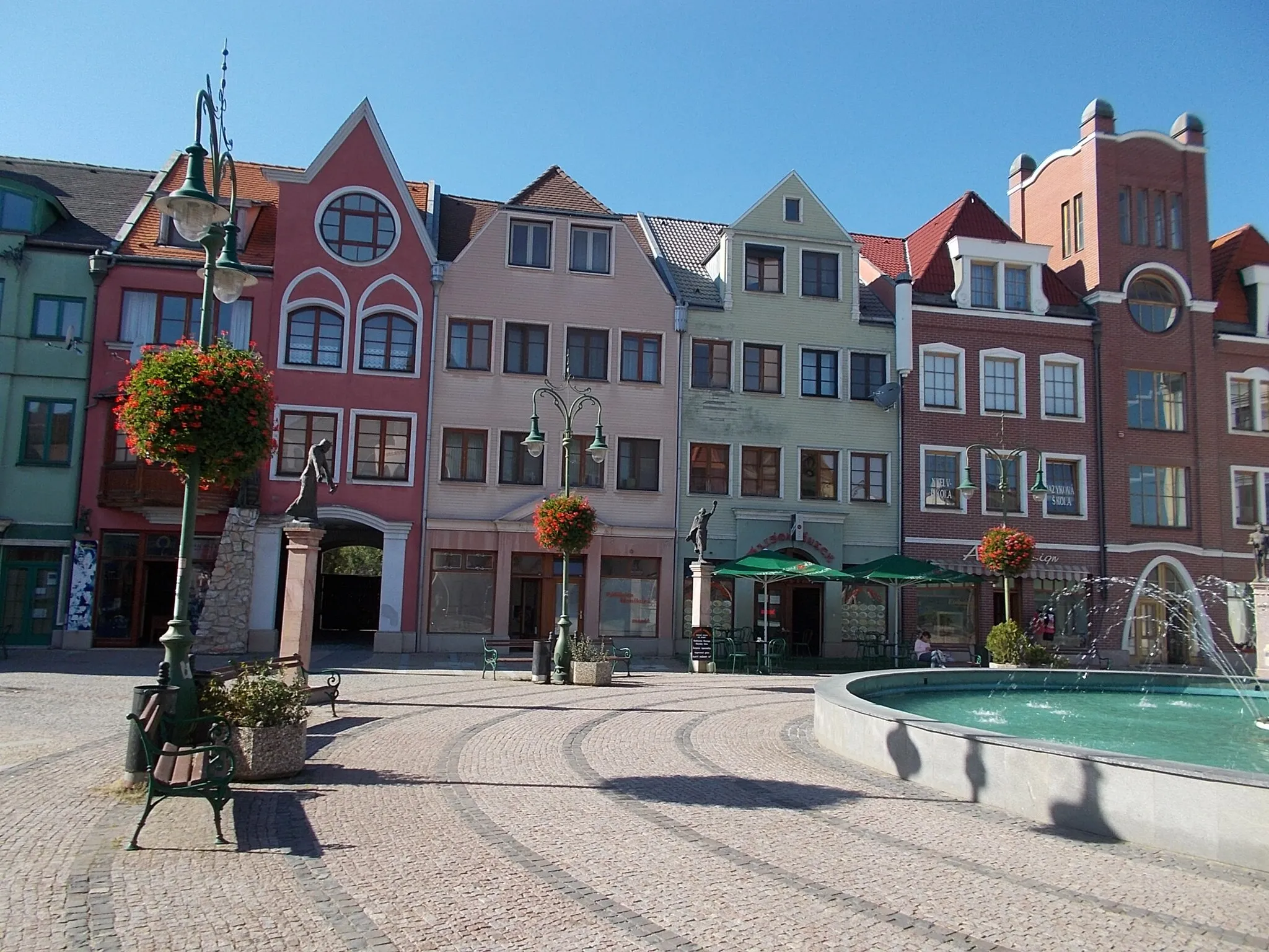 Photo showing: Fountain  and west part of the Europe Place, Komárno, Slovakia.