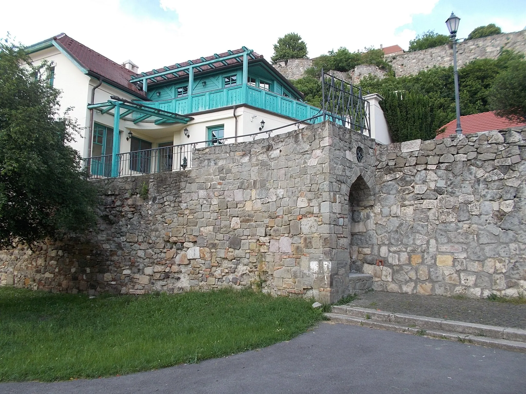 Photo showing: : Dzsámi Museum und Cafe? from Elisabeth Park. - Sobieski Promenade, Víziváros (Watertown), Esztergom, Komárom-Esztergom County.