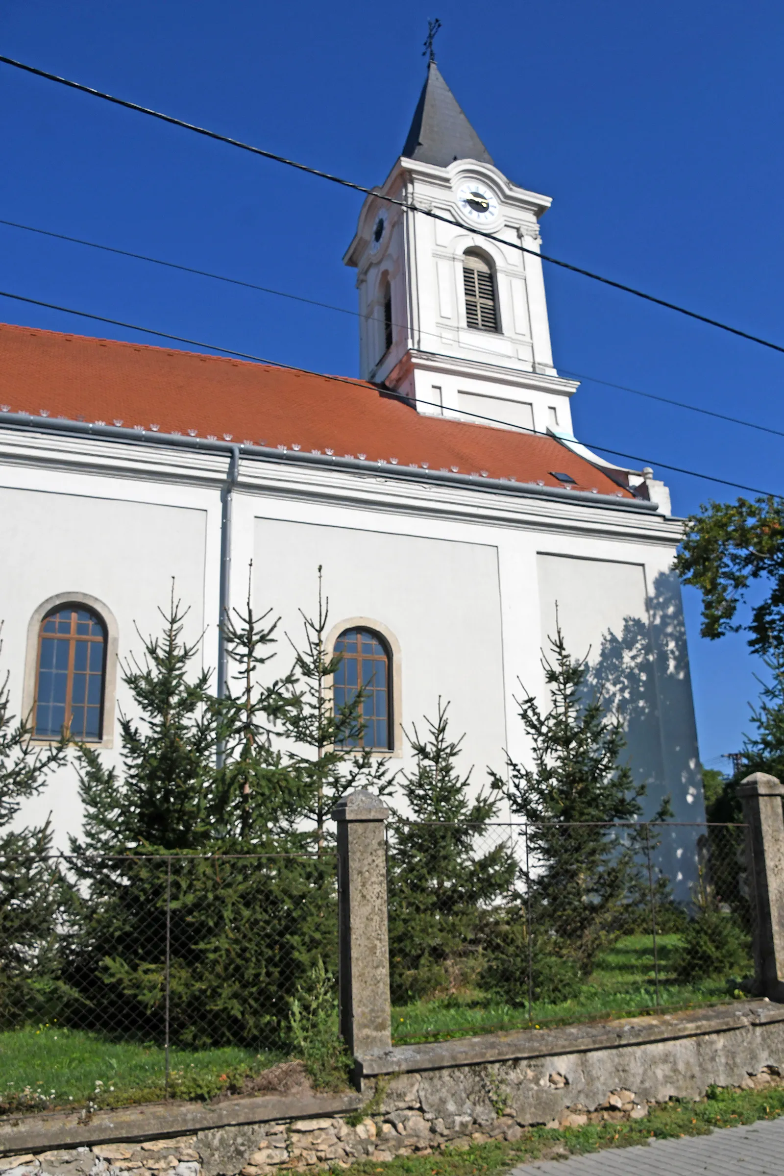 Photo showing: Roman Catholic church in Isztimér, Hungary