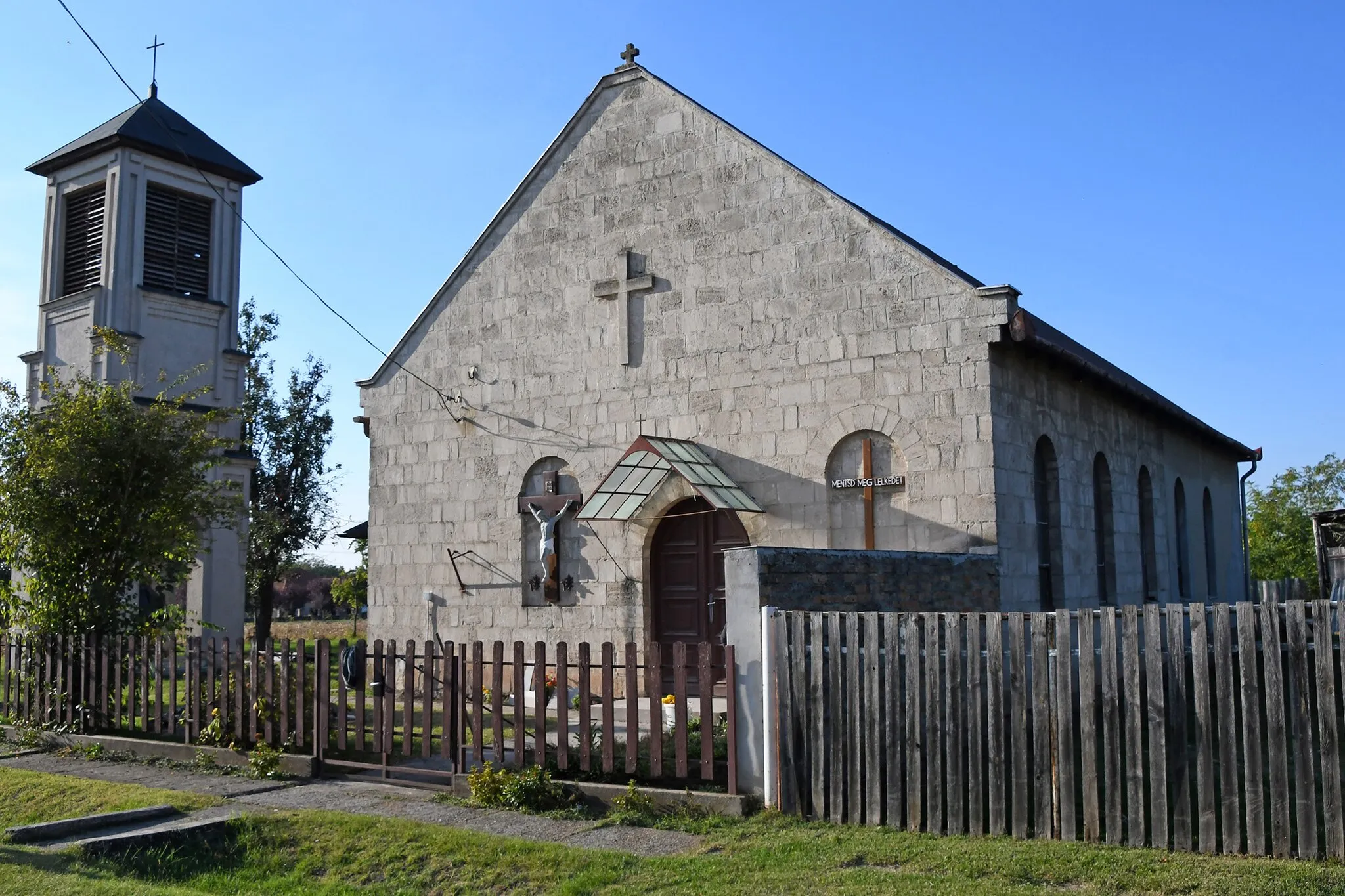 Photo showing: Roman Catholic church and belltower in Nagylók, Hungary