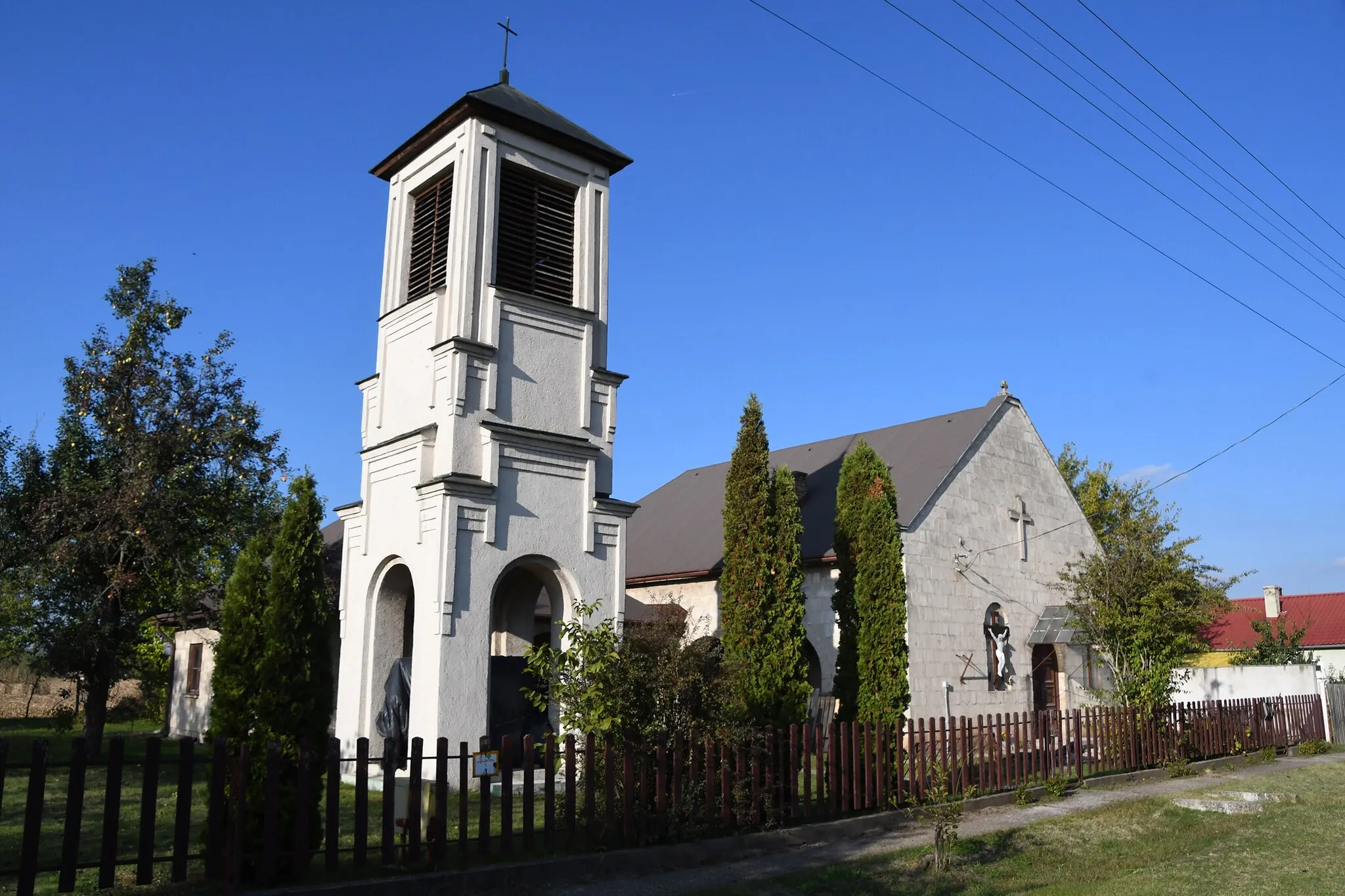 Photo showing: Roman Catholic church and belltower in Nagylók, Hungary