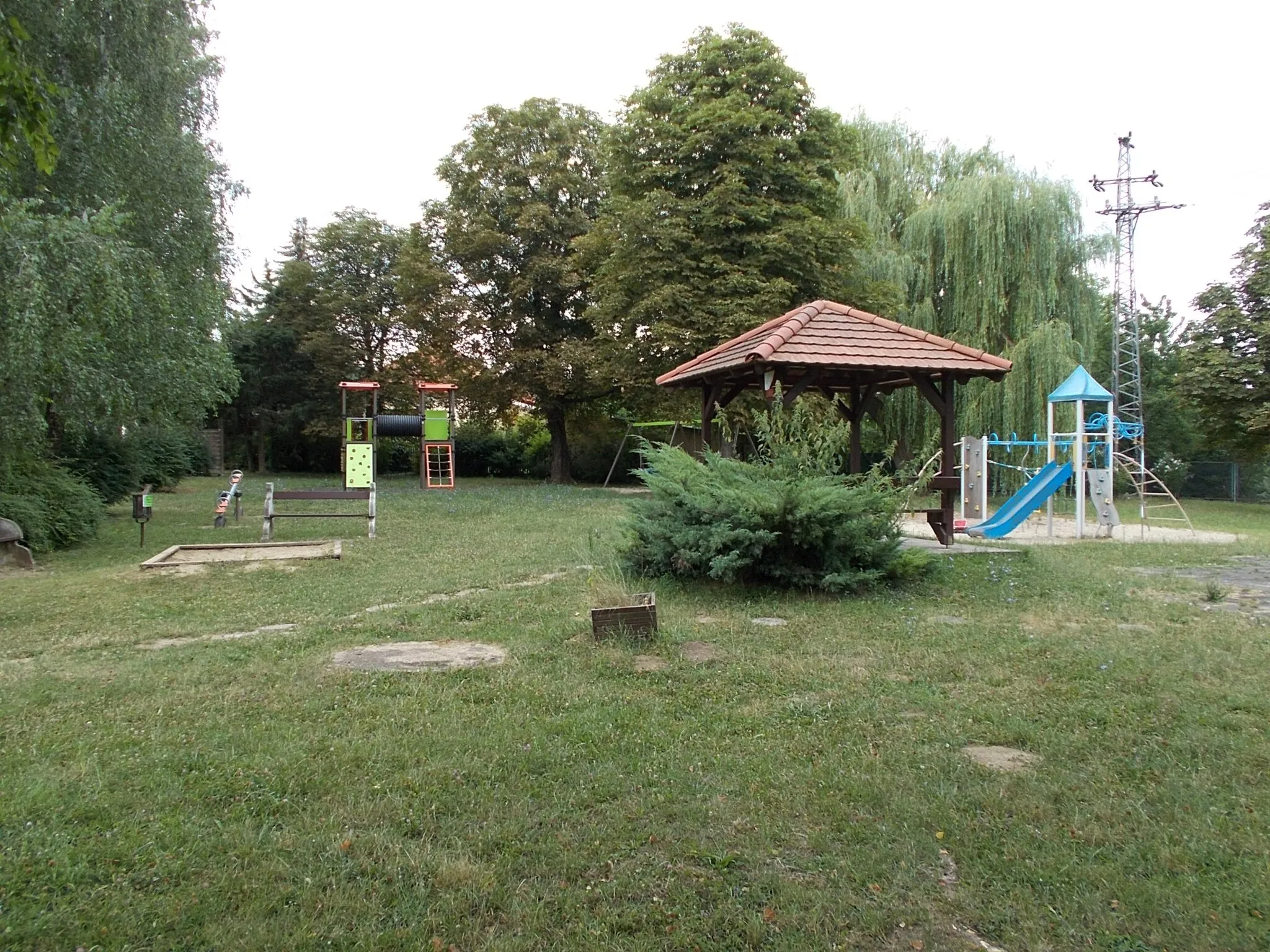 Photo showing: Chess playground and rain shelter - Dózsa György Street (Route 8209) and Vásártér Street corner, Bodajk, Fejér County, Hungary.