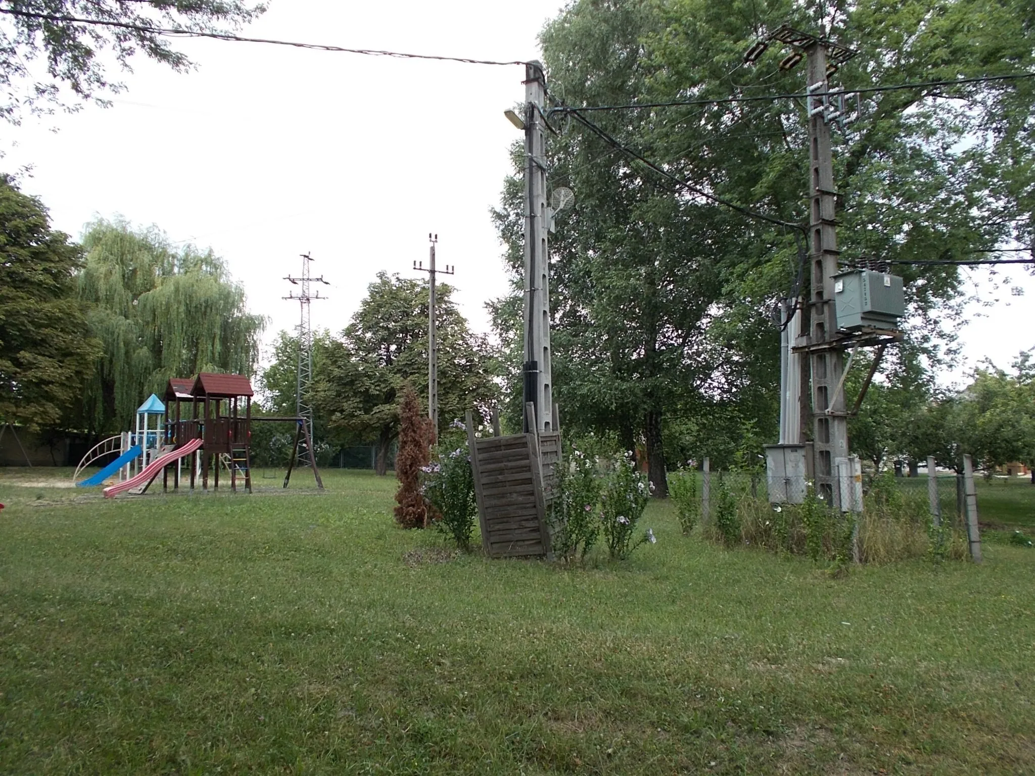 Photo showing: Electricity pylons and distribution substation at Chess playground - Dózsa György Street (Route 8209) and Vásártér Street corner, Bodajk, Fejér County, Hungary.