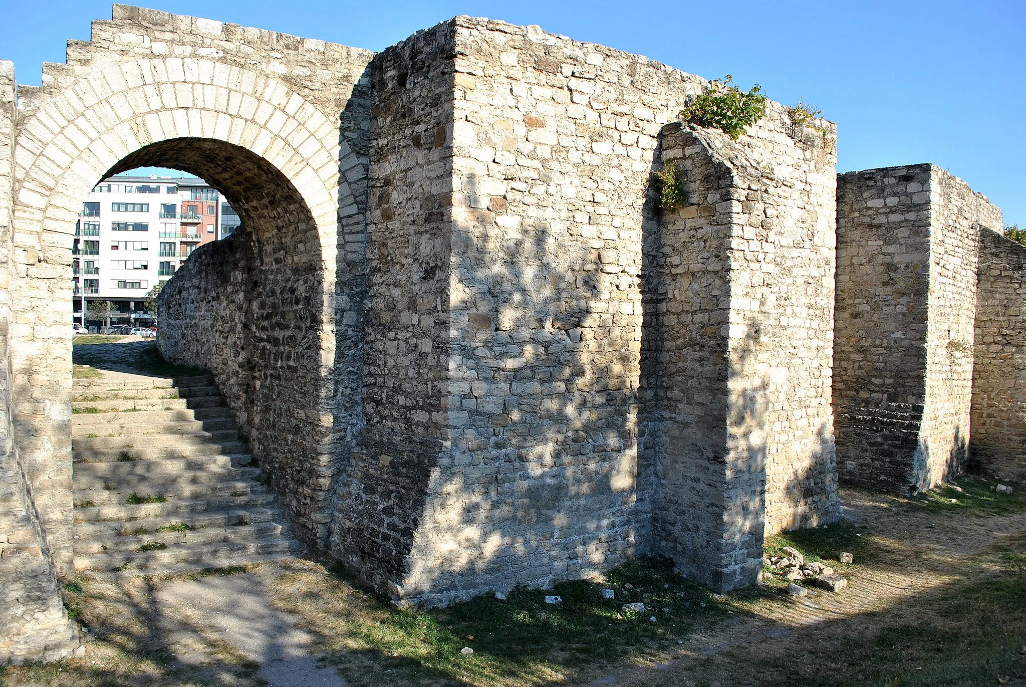 Photo showing: római katonai amfiteátrum maradványai (Budapest 3, Pacsirtamező utca 2-14, Nagyszombat utca 5, Viador utca, Szőlő utca 1-5., Nagyszombat utca)