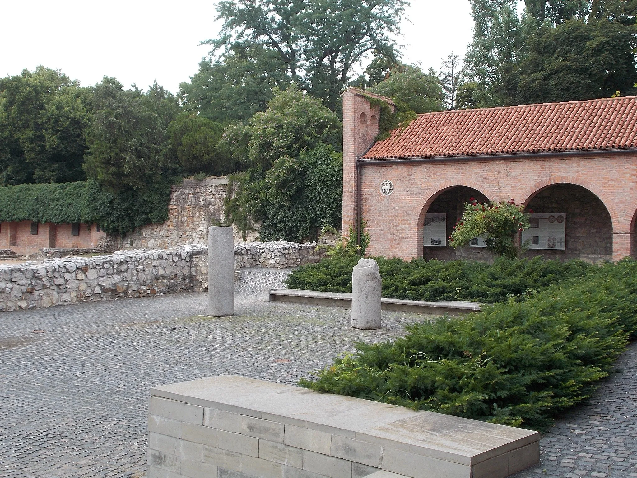 Photo showing: Oszlopmaradvány. Középkori Romkert  - Nemzeti Emlékhely. Műemlék ID 3842. - Magyarország, Fejér megye, Székesfehérvár, Koronázó tér, Várkörút 5.

This is a photo of a monument in Hungary. Identifier: 3842