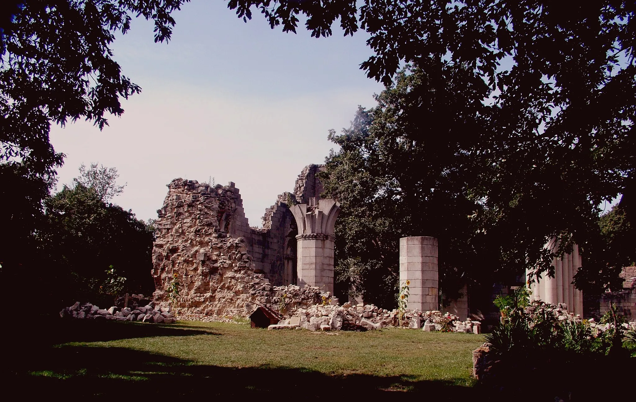 Photo showing: Vértesszentkereszti templomromok