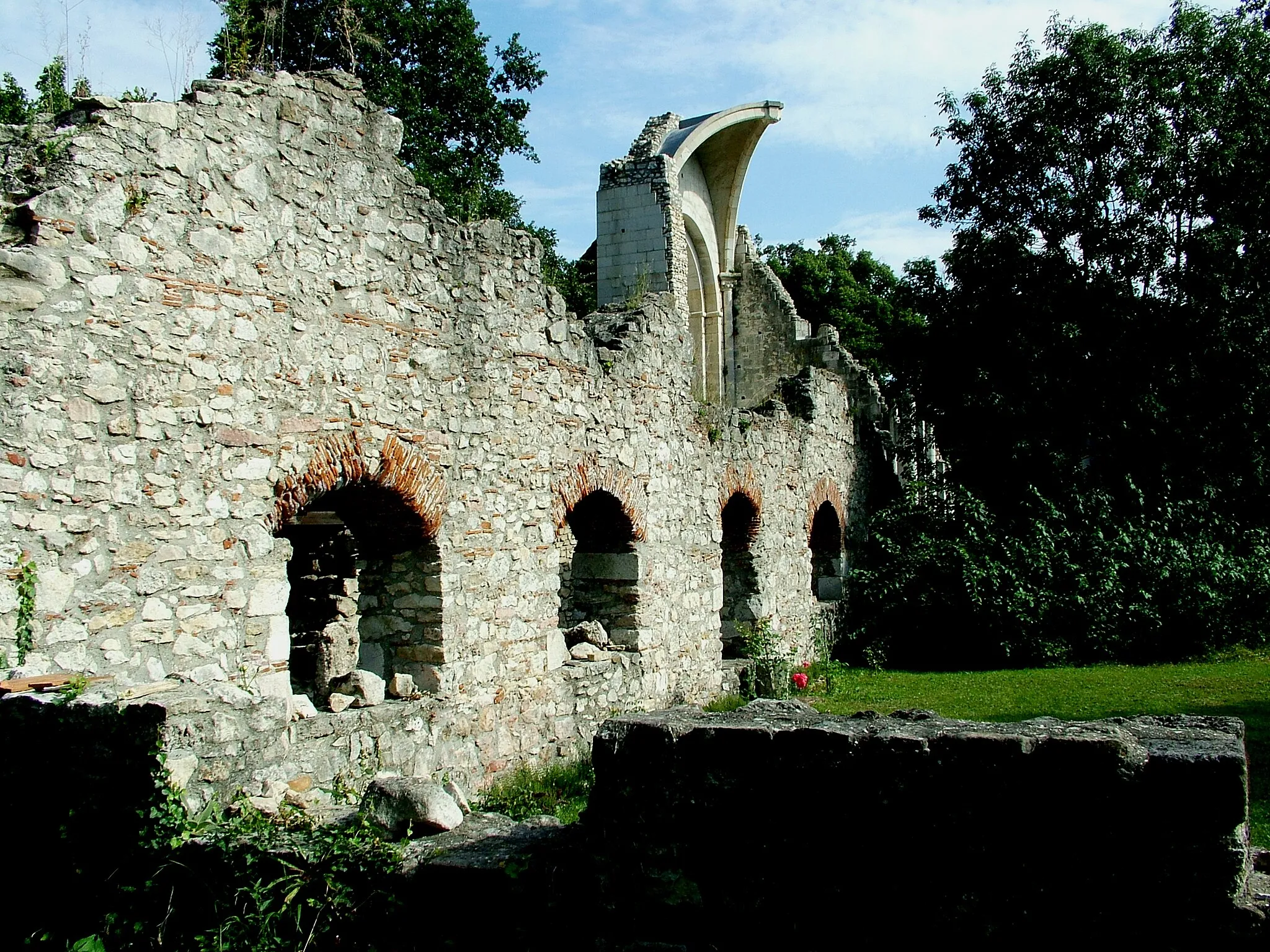 Photo showing: Vértesszentkereszti templomromok