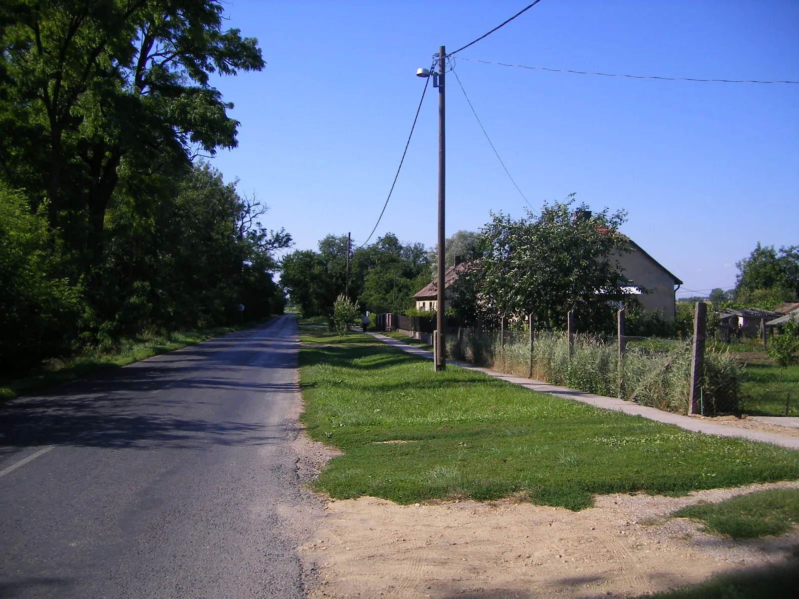 Photo showing: Nagyigmánd - Szentmihálypusztai iskolasor