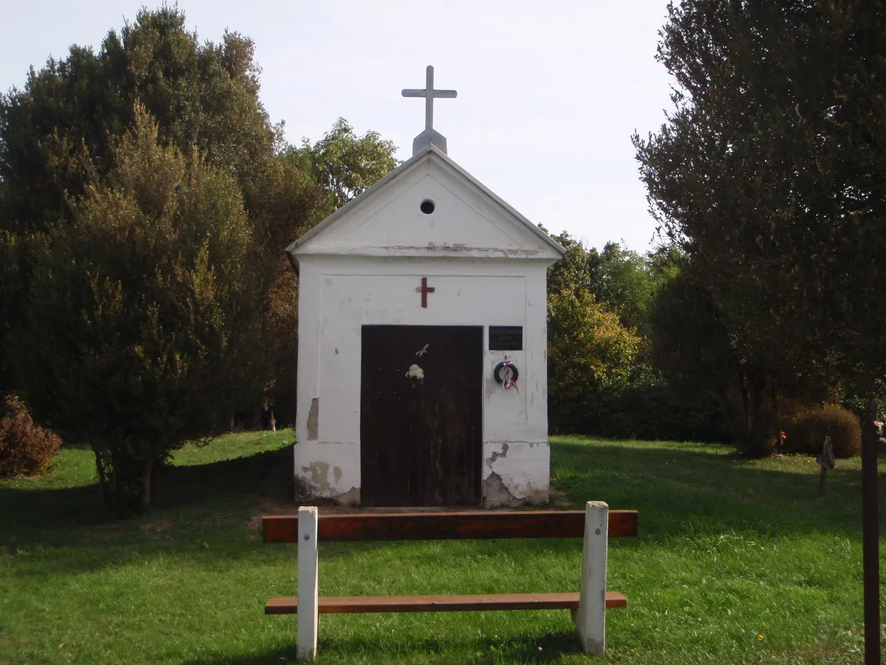 Photo showing: Dukai Takách Judit sírja Duka község temetőjében egy kis fehér épületben. A Nemzeti Sírkert része (wikipedia)