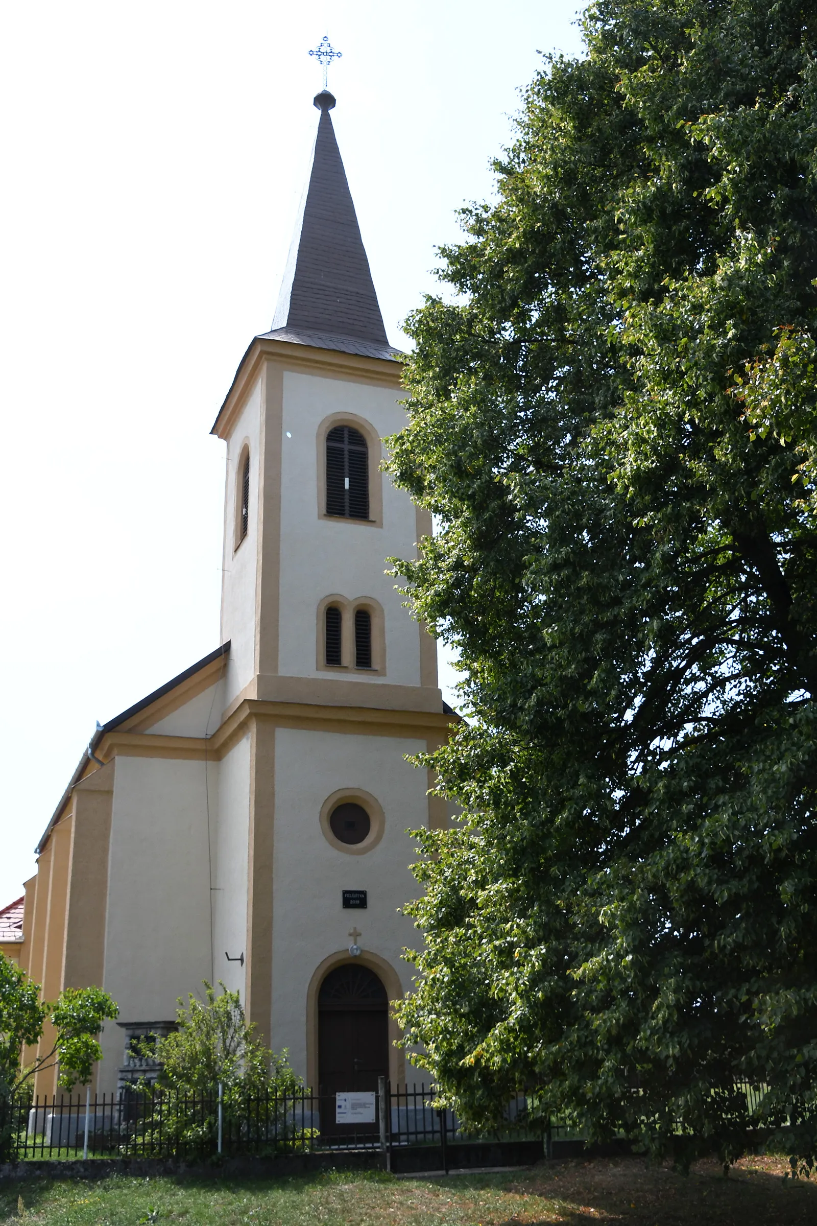 Photo showing: Roman Catholic church in Kamond, Hungary