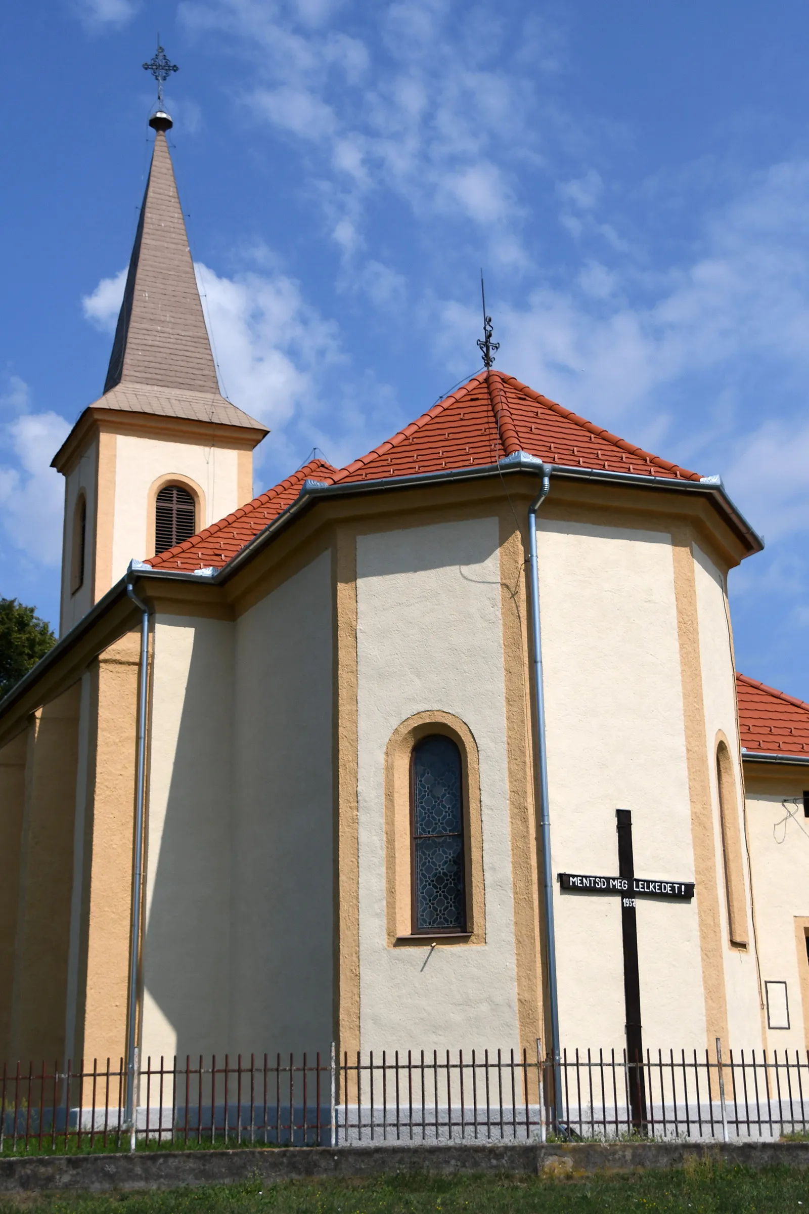 Photo showing: Roman Catholic church in Kamond, Hungary