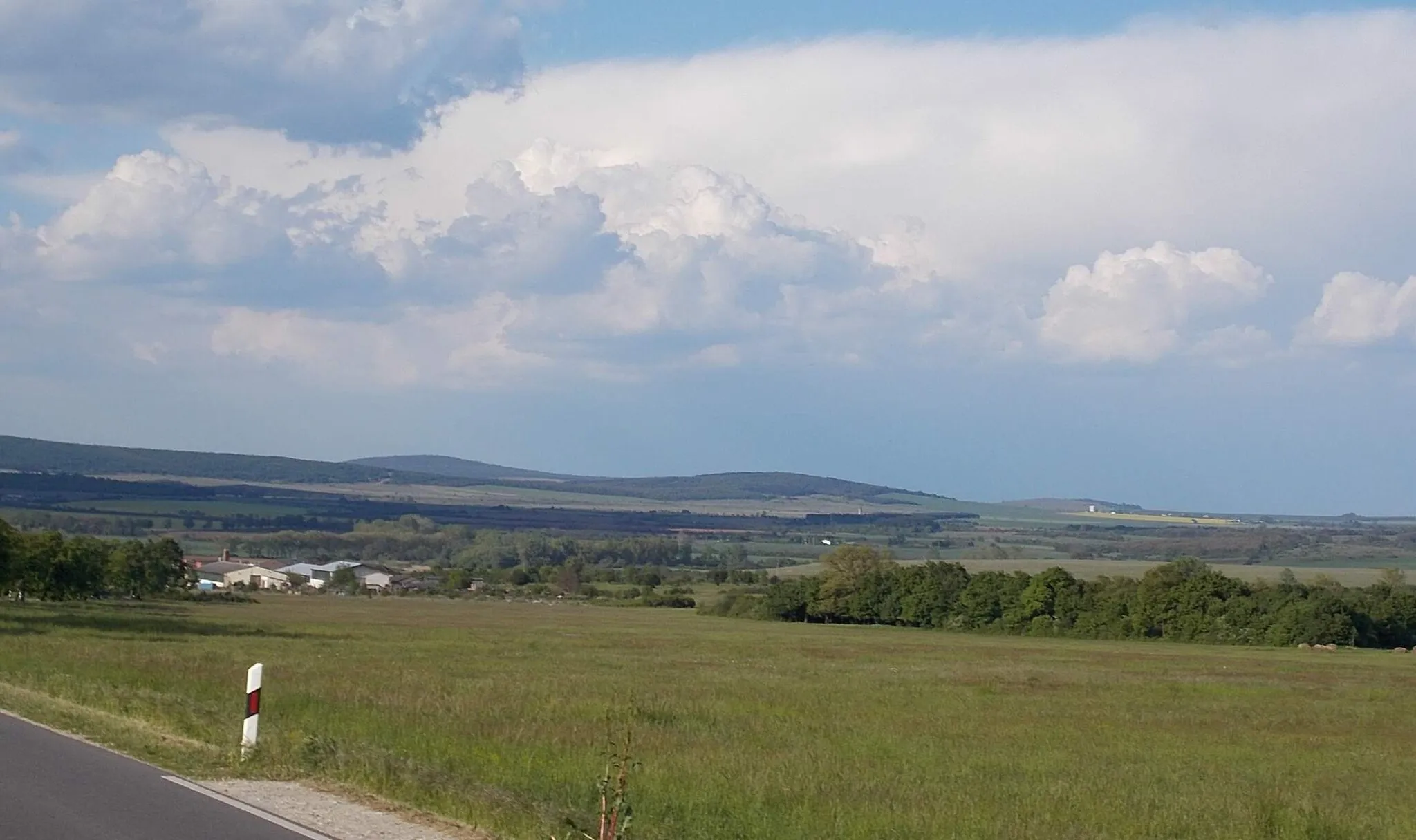 Photo showing: Nagyvázsony - tájrészlet (balra Nagyvázsony, jobbra Vöröstó határa) a Nagyvázsony-Mencshely útról északkelet felé.