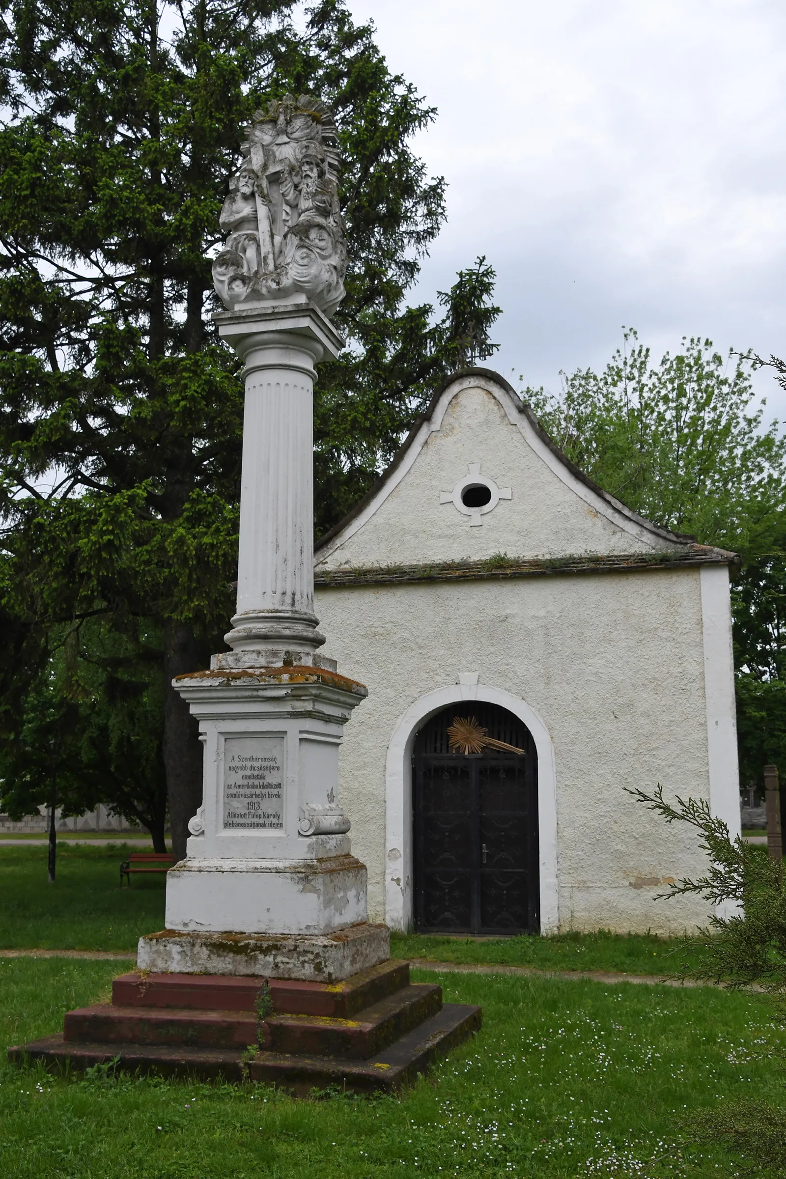 Photo showing: Saint Rosalia chapel and Holy Trinity column in Somlóvásárhely, Hungary