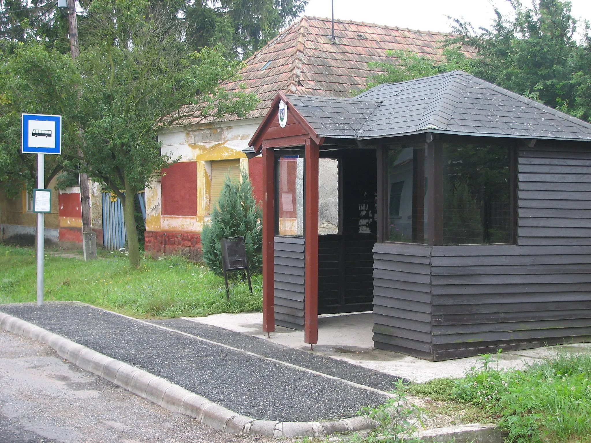 Photo showing: Buszváró (Kisszőlős, Veszprém megye)