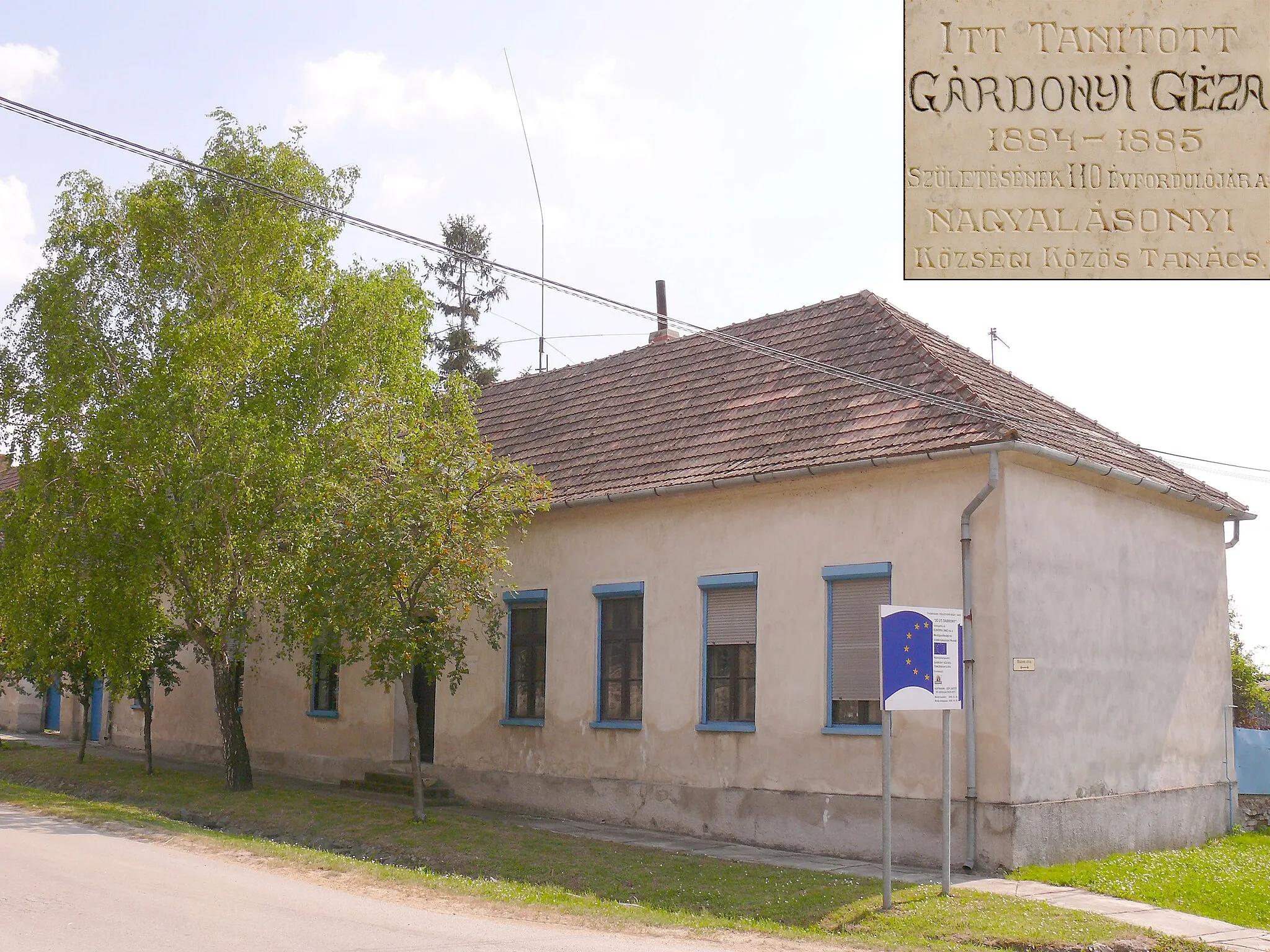 Photo showing: The building of the former Roman Catholic School in Dabrony, with a Géza Gárdonyi memorial tablet on its wall