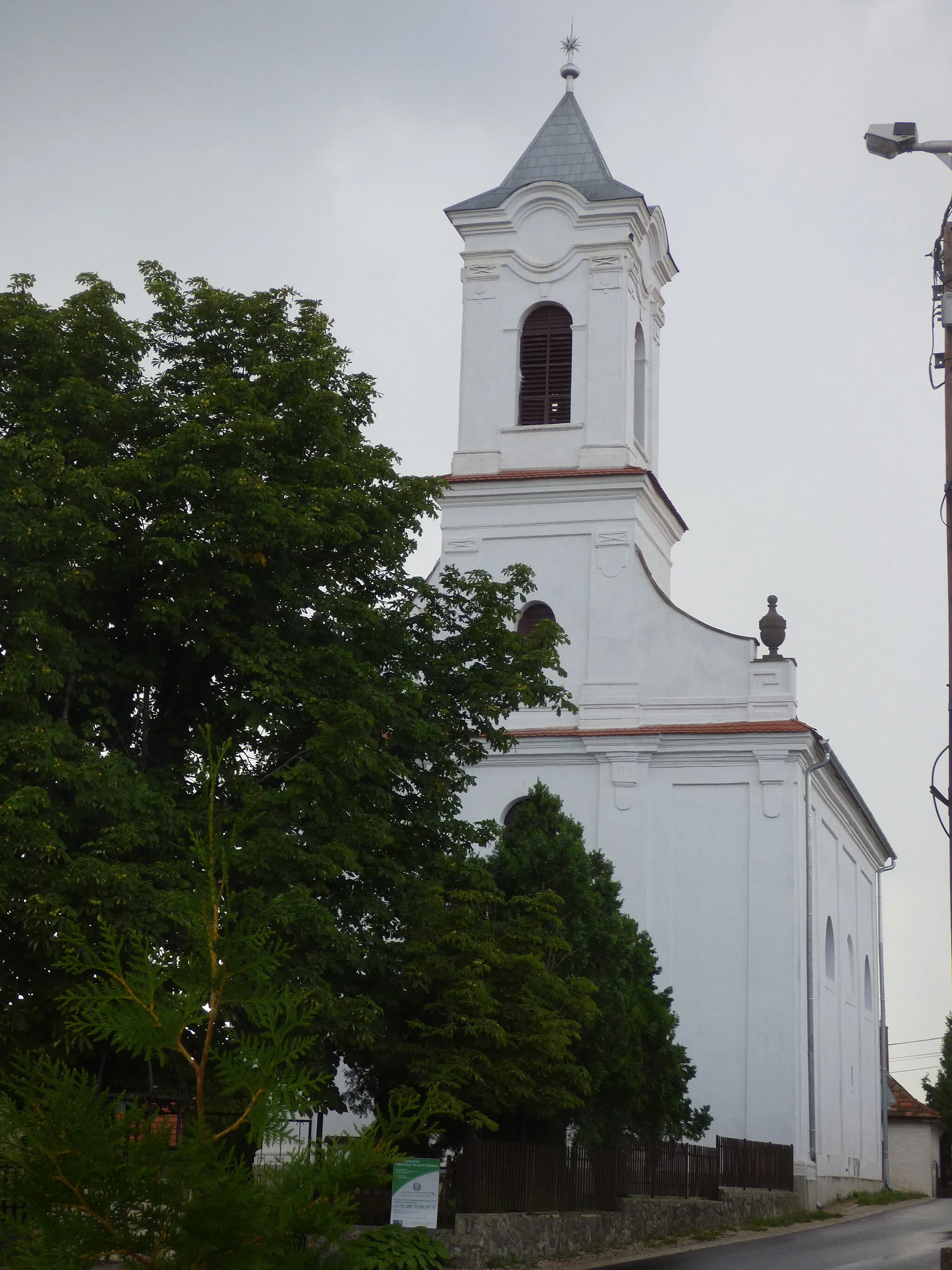 Photo showing: Királyszentistván, református templom a főtérről nézve