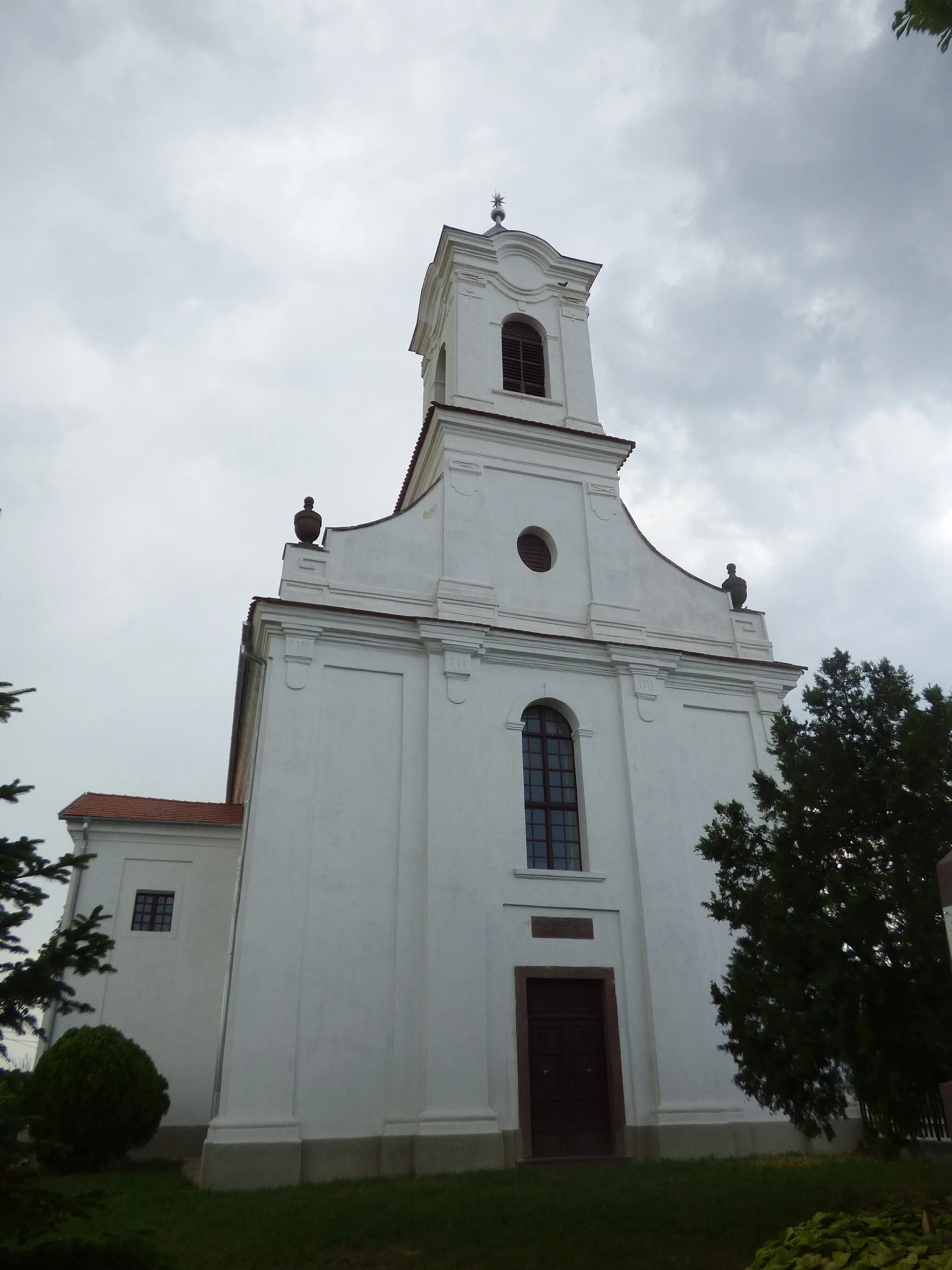 Photo showing: Királyszentistván református temploma a templomkertből nézve
