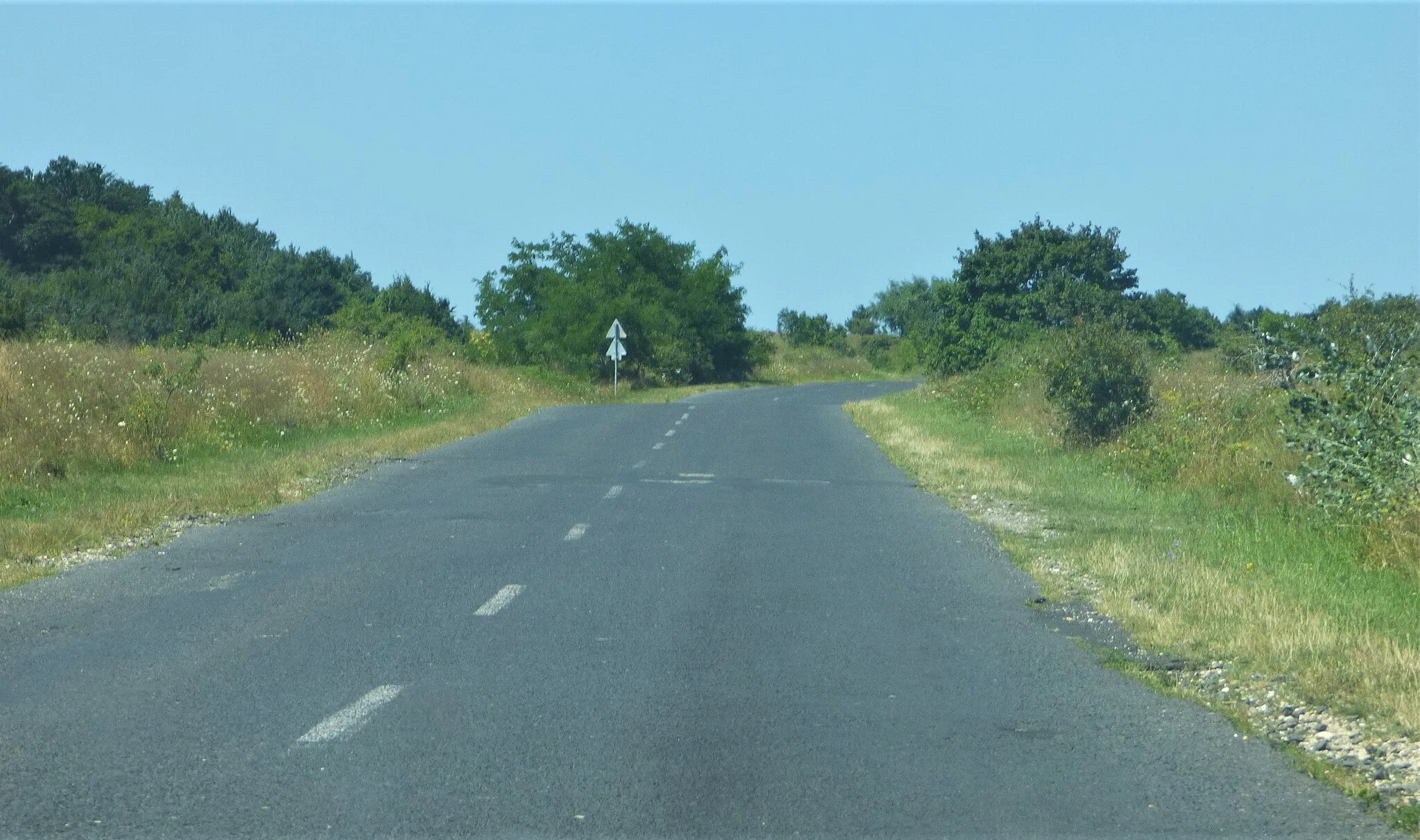 Photo showing: A 8213-as út Várpalota és Tés határvidékén