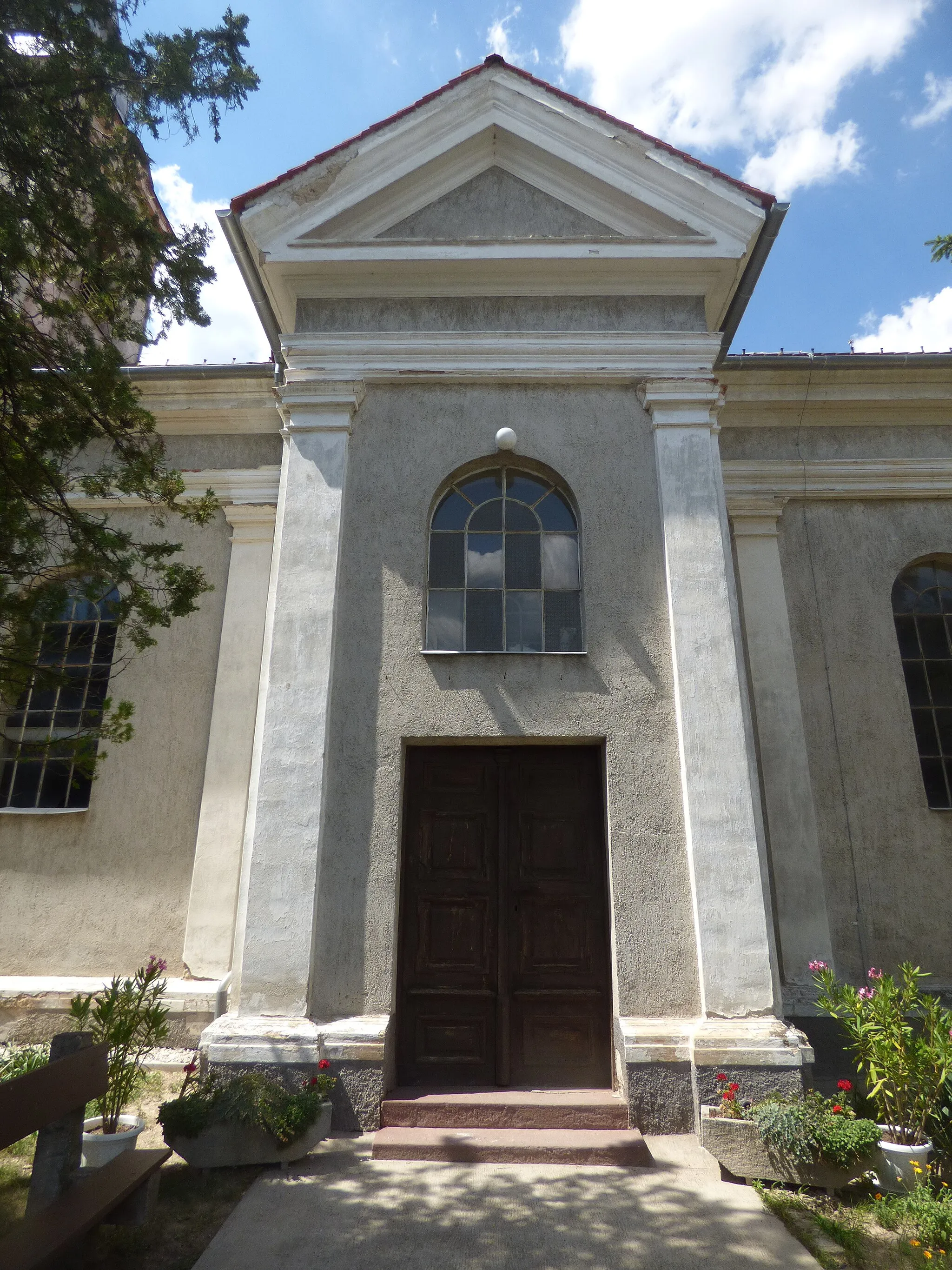 Photo showing: Papkeszi, a református templom bejárata