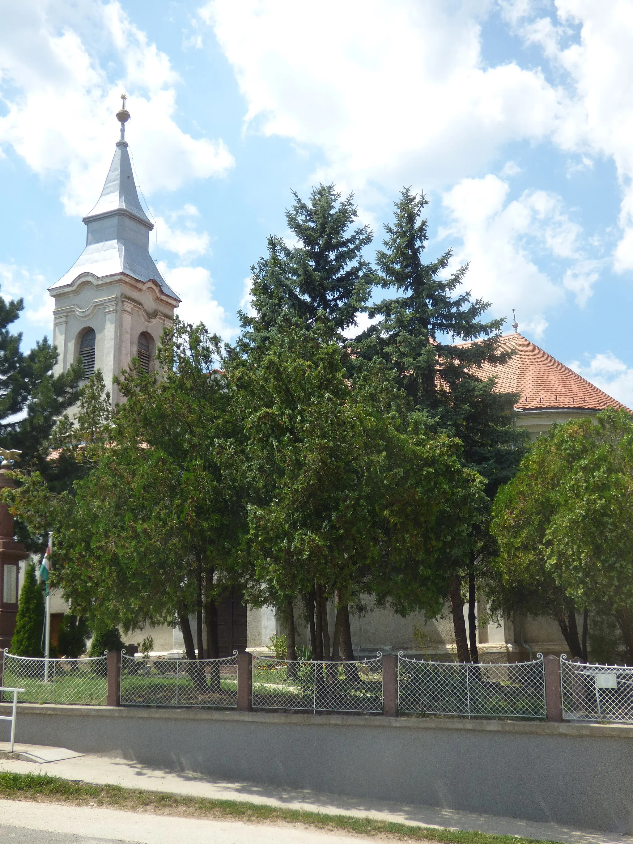 Photo showing: Papkeszi református temploma a főútról nézve