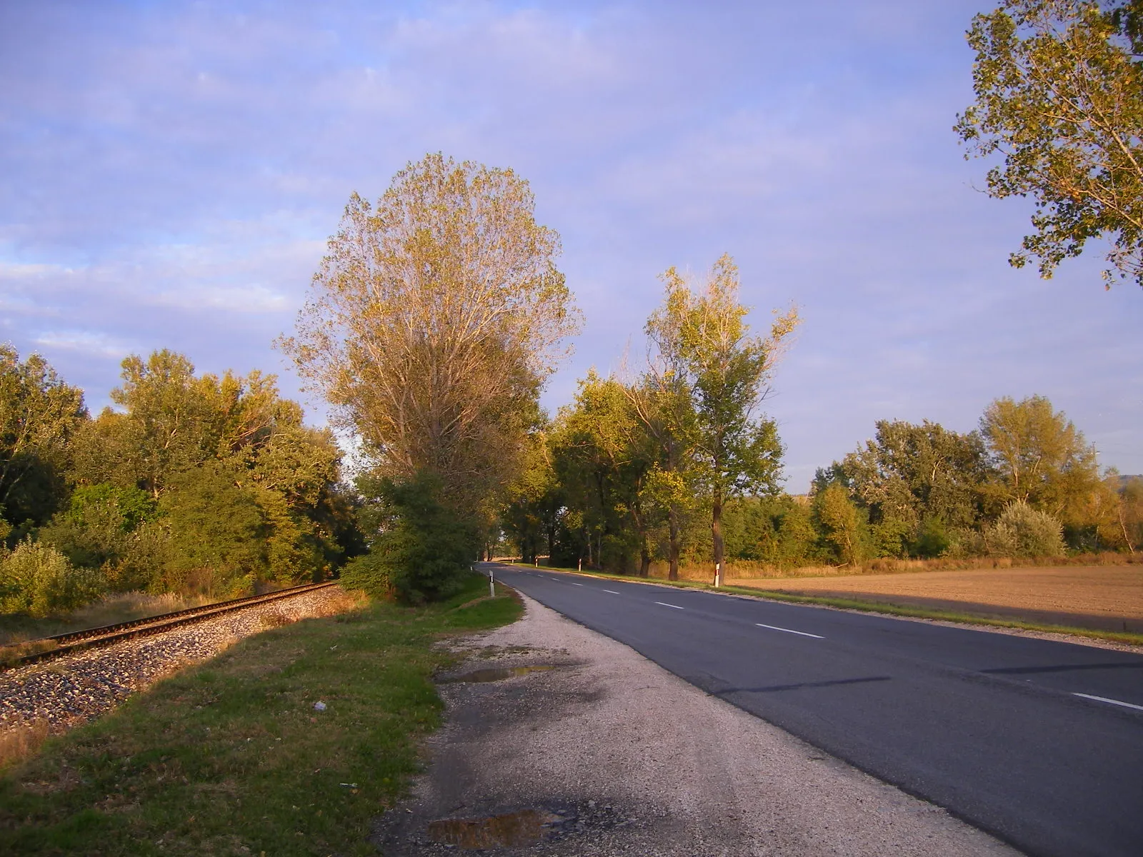 Photo showing: Dunaalmás - a 10-es út Dunaalmás és Almásfüzitő között