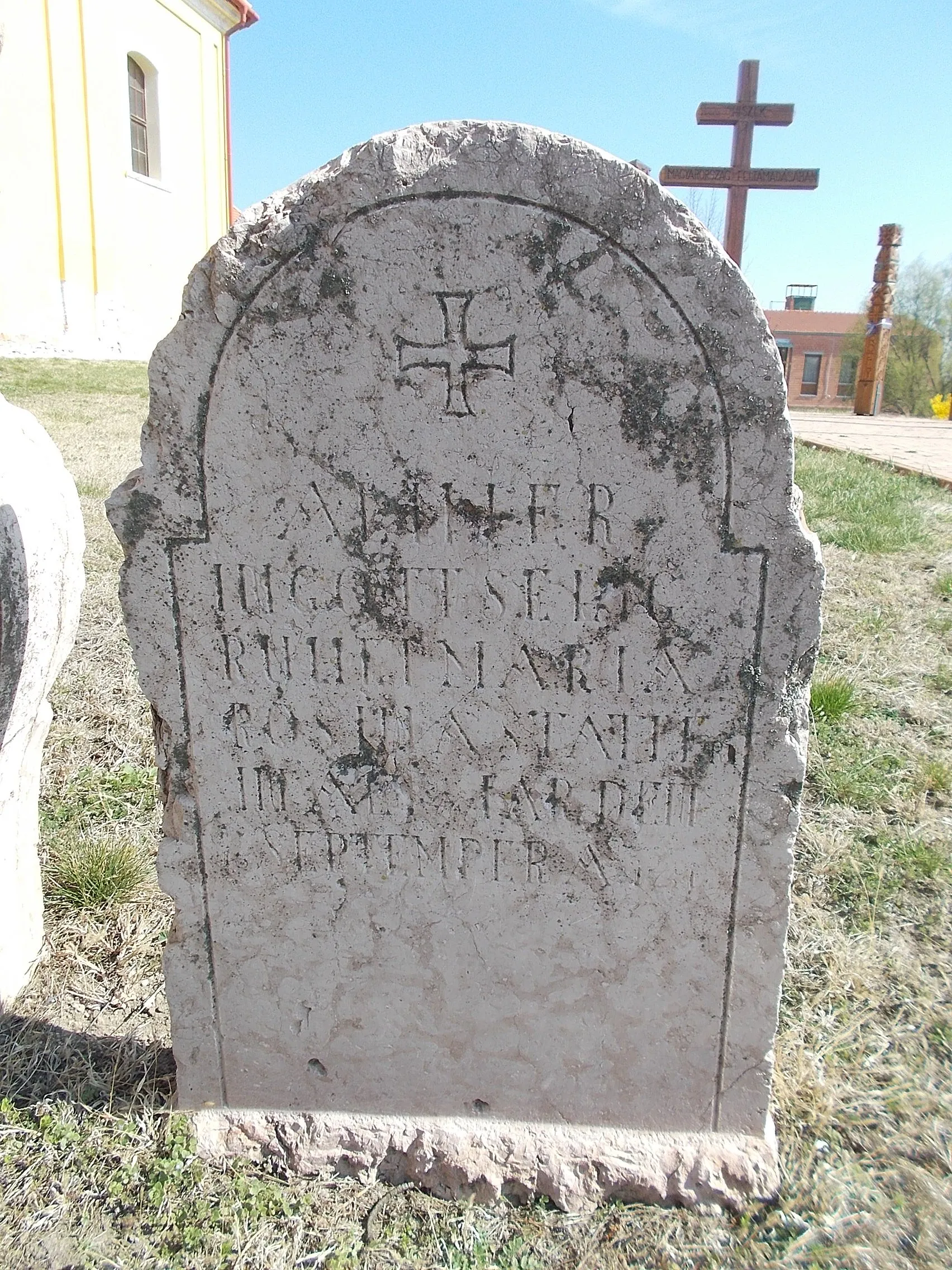 Photo showing: : Tomb of Maria Rosina next Tombstone of Petrus Kulinger (1778, heart shaped) before Saint George Church  - 26 Kossuth Lajos street, Ászár, Komárom-Esztergom County, Hungary.