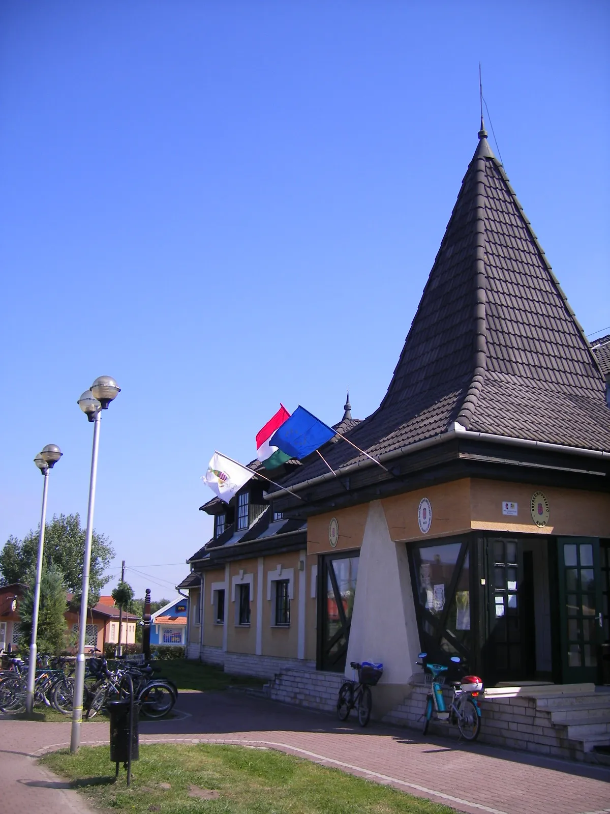 Photo showing: Kocs - tonw hall